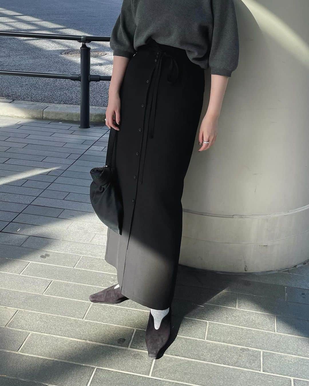 松本有理奈のインスタグラム：「いよいよ明日12/6(水)12:00〜 MANOF ONLINE STORE にて24SS先行予約会がスタート✨  今日Liveでもご紹介したフロントボタンがポイントのペンシルスカート。 肌触りの良いしわになりにくい素材を使用◎ 後ろはゴム仕様なのでストレスフリーな着心地も嬉しいポイントです。 ■CENTER BUTTON PENCIL SKIRT ¥18,000+tax(2月商品) Color:GRN,BLK Size:S,M  お得な特典もご用意しているので是非この機会をお見逃しなく♡ 【24SS PRE ORDER】 12/6(水)12:00〜12/10(日)23:59 ・送料無料 ・会員ポイント5倍 ・2buy10％off #manof #マノフ #manof24sspreorder」