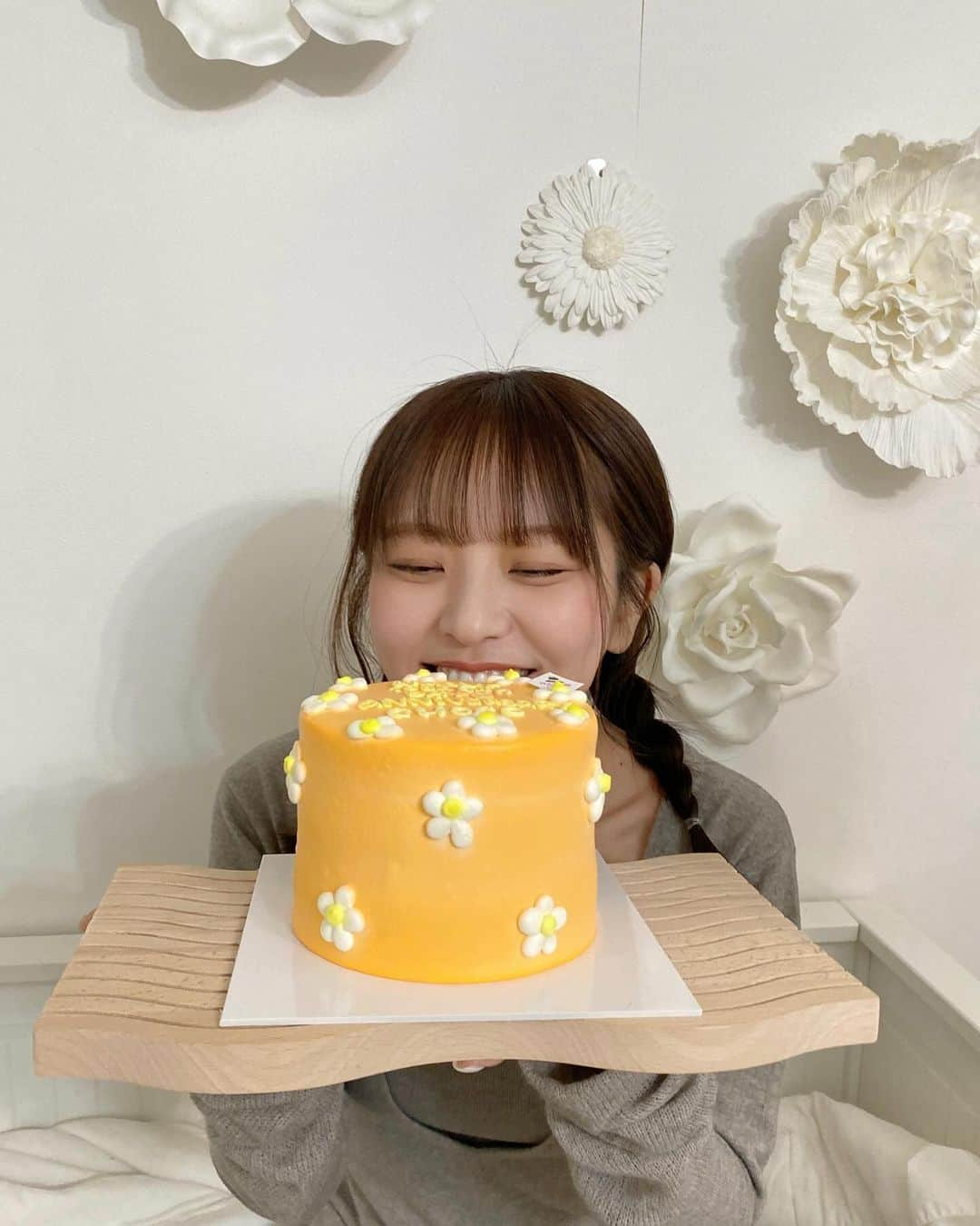 佐々木ちょこさんのインスタグラム写真 - (佐々木ちょこInstagram)「本日生誕10000日を迎えました🎂♡ 普通に生きていたらいつも通り過ごしてしまうかもしれない一日を祝ってくれる方がたくさんいて 幸せな気持ちでいっぱいです 有難う御座います😭🤍  これからも日々精進していくので よろしくお願いします！🫶  しおんちゃんとみきぽんが ケーキまで用意してくれました！ かわいい...ありがとう〜🎂」12月5日 23時32分 - chococ719