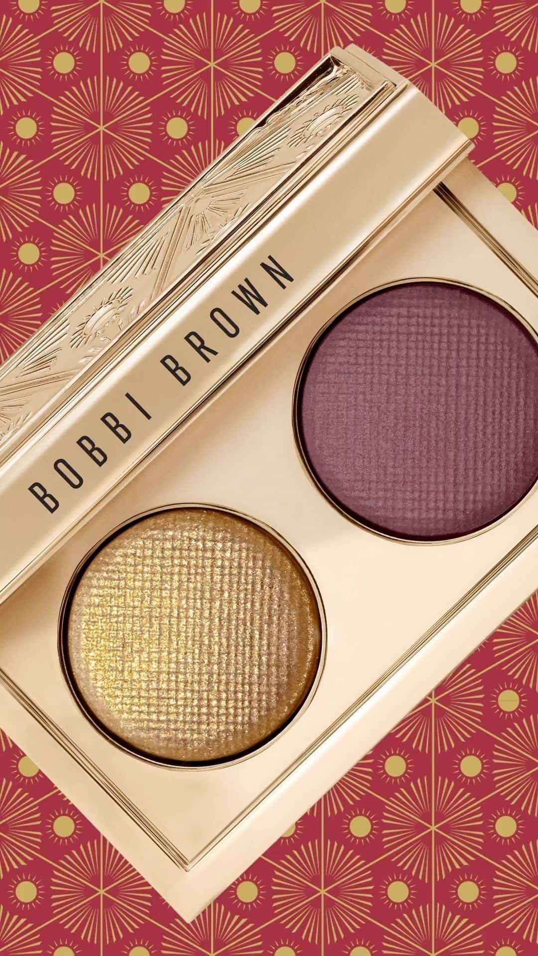 ボビイブラウンのインスタグラム：「Double the eye shadow, double the glamour. Swipe on a standout look with the bold chromatic shades of our Limited-Edition Luxe Eye Shadow Duos in Dancefloor Glam, Last Dance, and Midnight Toast.  #BBProTip: “Apply Rich Lustre shades across the eye lid and to highlight inner corners. Enhance the crease and lashline with the Rich Matte Shades.” – @makeup.marc, Global Pro Artist  Shade availability varies by market.  #BobbiBrown #BobbiBrownHolidayCollection #GoldenGlamourCollection #LuxeEyeShadowDuo #HolidayBeauty #LimitedEdition #Makeup」