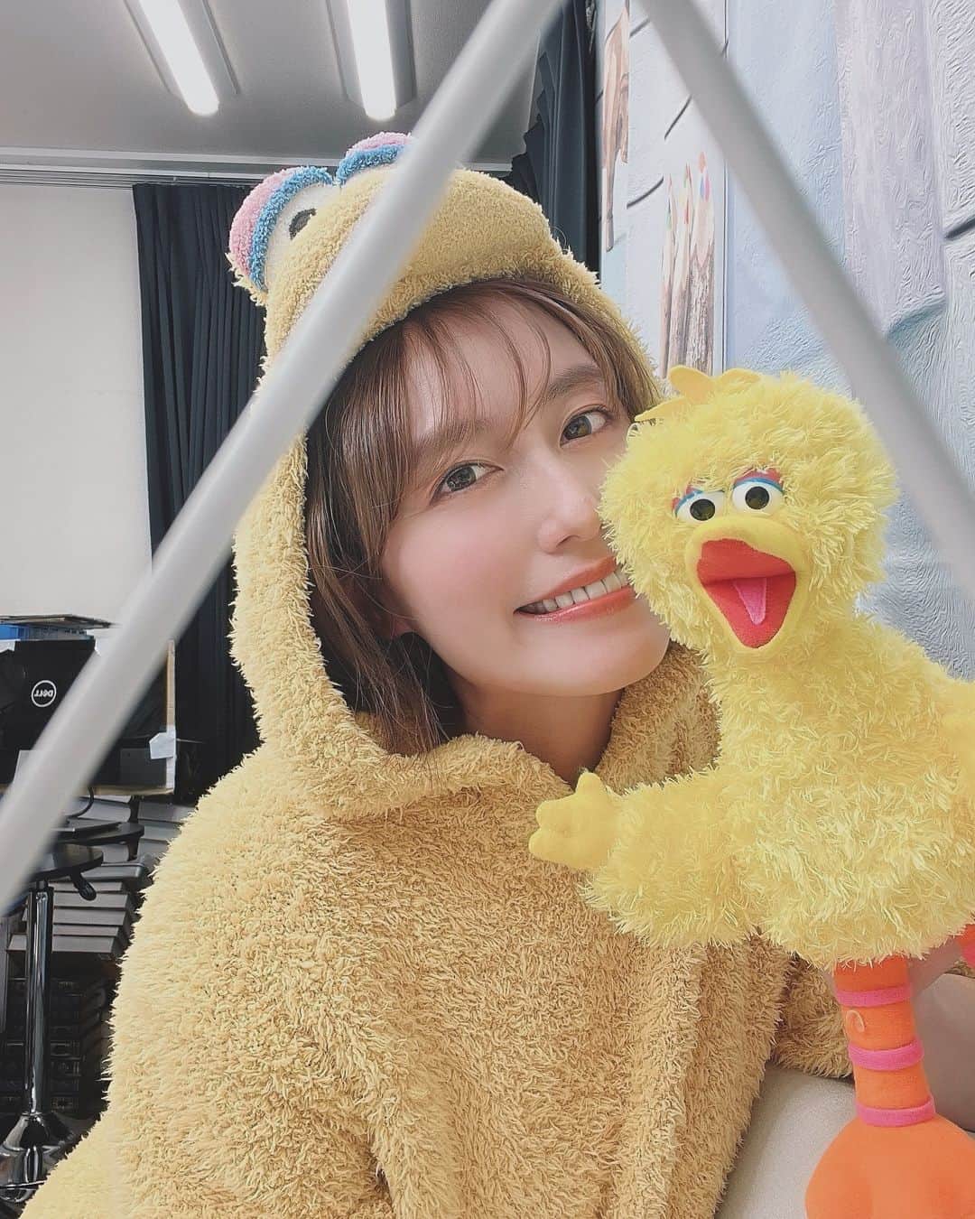 松嵜麗のインスタグラム：「大好きなビッグバードのパジャマ！ オンライン限定だったから発売日待機してぽちぽちしたよ😊 ほんっとにビッグバードのグッズ少ないので発表された時は歓声あげてたw  そしてゲストの洲崎綾ちゃんよ、はーまじかわいい。久々にあの距離で顔見た。 なんなのあの透明感。 当たり前だけど声もいいんだよなぁ。 本人も好きだけど、お顔めっちゃんこ大好きです🫶🏻  3ヶ月に１回なはずなのに、おた雑に行くといつもの時間にすっと帰るのいいよね☺️」