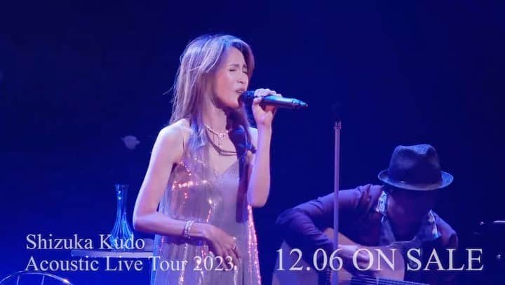 工藤静香のインスタグラム：「「Shizuka Kudo Acoustic Live Tour 2023」Blu-ray＆DVD、12月6日（水）発売となります。 岸和田市立浪切ホールで行われた大阪公演、そしてLINE CUBE SHIBUYAで行われた東京公演の模様を織り交ぜ「勇者の旗」を含む全20曲を収録しました！ 是非ご覧になってください💕💕💕✨ ＜収録曲＞ 1 雪・⽉・花 2 ⻩砂に吹かれて 3 メタモルフォーゼ 4 アザミ嬢のララバイ 5 かすみ草 6 ⾒返り美⼈ 7 化粧 8 FU-JI-TSU 9 きらら 10 in the sky 11 裸⽖のライオン 12 ぼやぼやできない 13 千流の雫 14 Blue Velvet 15 Jaguar Line 16 慟哭 17 嵐の素顔 18 Iʼm nothing to you 19 Lotus 〜⽣まれし花〜 20 勇者の旗 ＊M-4,12,13,14,15 は⼤阪公演。その他は東京公演」