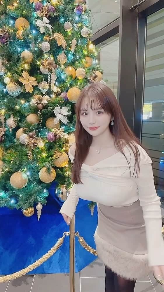 CHERIのインスタグラム：「All I want for Christmas is HAPPINESS 🌿(⑉• •⑉)❤︎ 冬は何かと気持ちも低迷しやすいですが、マイペースに乗り越えて行きたいね💕︎☃❄  でもみんなが居るから元気です🧚‍♀️  これはお腹にカイロを二つ貼っています。 あとはお腹を引っ込め損ねてます。  #大阪#クリスマスツリー」