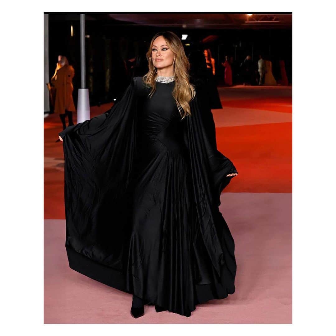 JO BAKERさんのインスタグラム写真 - (JO BAKERInstagram)「O L I V I A • W I L D E 🇺🇸 Dark, Sensual… and a lil witchy goodness for #oliviawilde @theacademy gala Sunday night.  The gown detail was gathered and wrapped body hugging perfection… reminding me of the dark and mysterious lil cave dwellers ~  #bats !!  Style @karlawelchstylist  Hair @barbdoeshair  Makeup by me #jobakermakeupartist using a tea tone sheer sparkly lipgloss I think works really well as a modern nude for brunettes !!   (Swipe #014 sweet macadamia @diorbeauty)   If you’re lips are chapped and dry like mine right now ~ reach for a gloss to smooth, plump and add an instant shine !!   🦇  #makeup #makeupoftheday #makeuptutorial #makeupartist #makeupartistsworldwide #dark #witchy #bats #batman #mysterious #fashion #style #nature #naturephotography #naturelover #cavedweller」12月5日 23時33分 - missjobaker