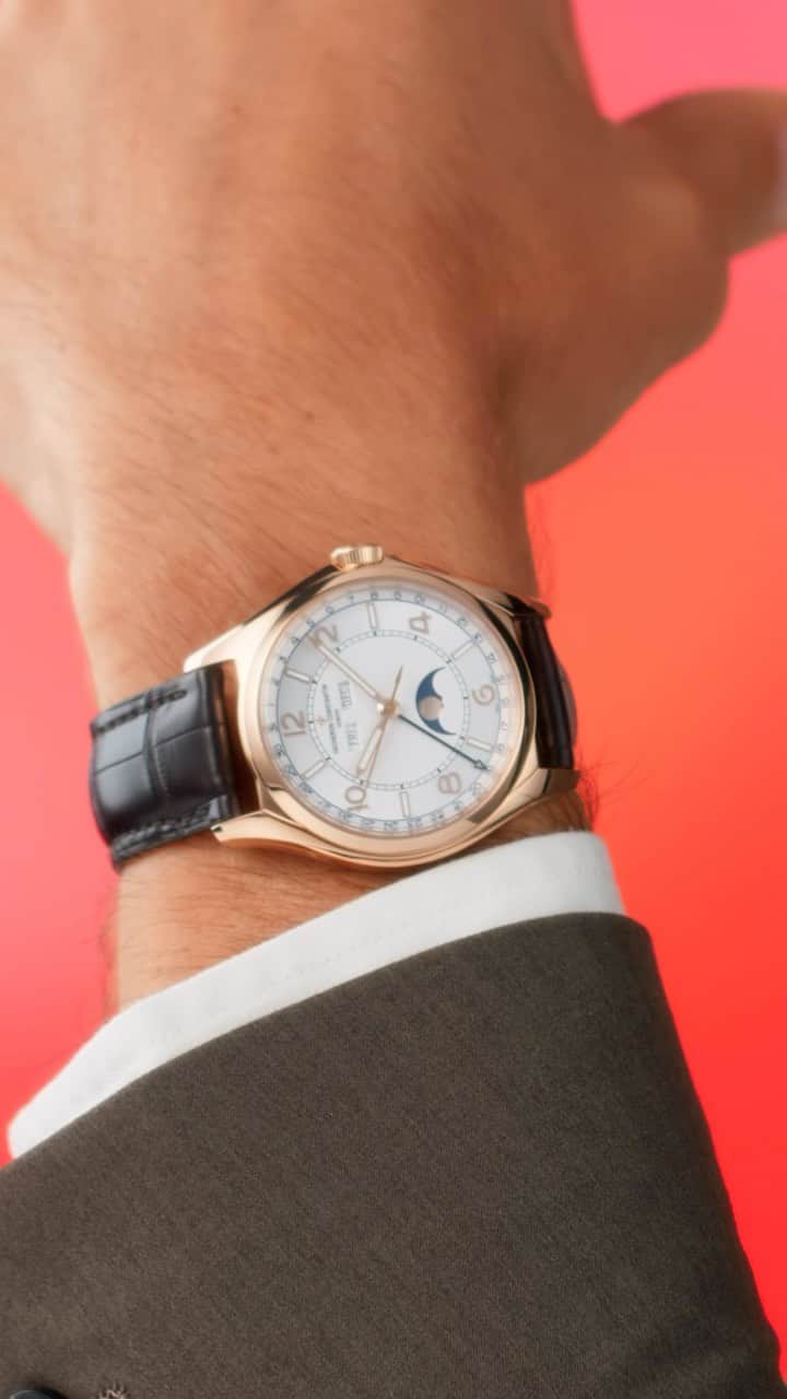 ヴァシュロン コンスタンタンのインスタグラム：「A poetic complication, completed with day, date, and month displays 🎊  Explore our selection of timepieces for the festive season!  On the wrist: Fiftysix complete calendar   #VacheronConstantin #OneOfNotMany #vacheron #watches #watch #watchesofinstagram #horology #watchoftheday #instawatch #Fifytsix」