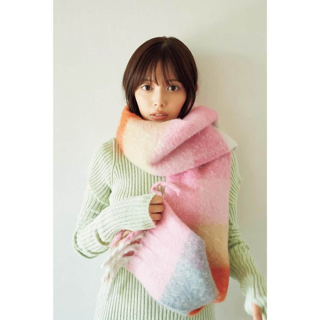 森日菜美のインスタグラム：「冬だねぇマフラーの季節だね🧣❄️ みんなあったかくしようね、おやすみ☺︎」