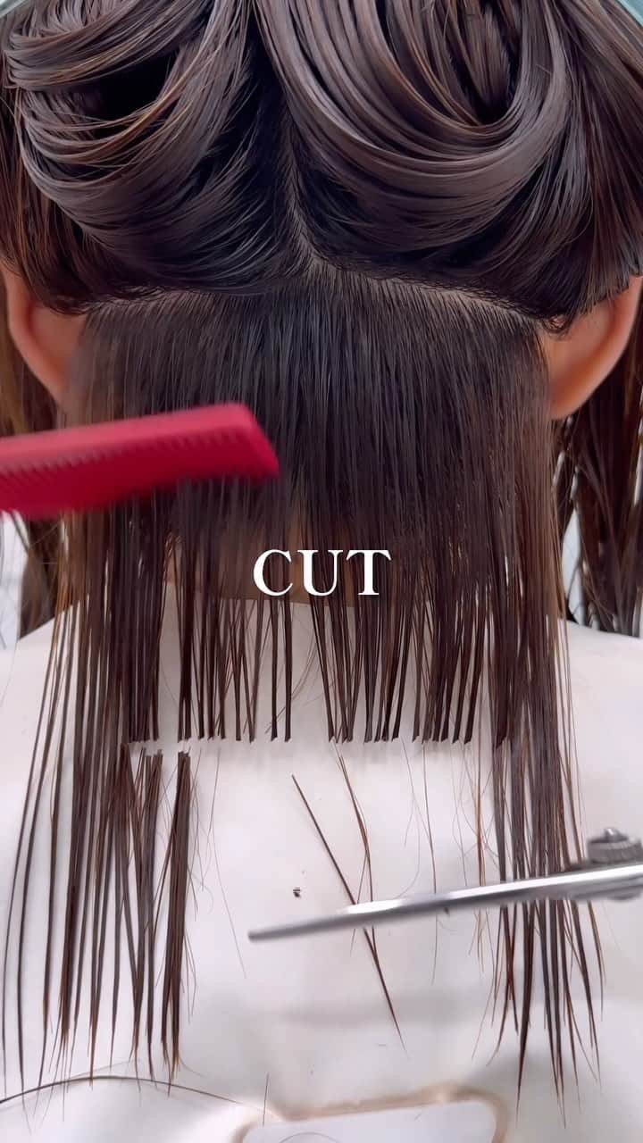 Seiichiro Kawakamiのインスタグラム：「CUT🩵 . ➖➖➖➖➖➖➖➖➖➖➖➖➖➖ . 《《　ご予約　》》 【平日】10時～20時 〜【Price】〜 カット_6800円 カラー_8800円 カット＋カラー_12000円 カット＋ダブルカラー_21000円 カット＋3Dハイライト_21000円 カット＋パーマ_13000円 カット＋縮毛矯正_21000円 髪質改善トリートメント_8800円 . ➖➖➖➖➖➖➖➖➖➖➖➖➖➖ . #cut #bob #カット動画 #切 #銀座美容室」