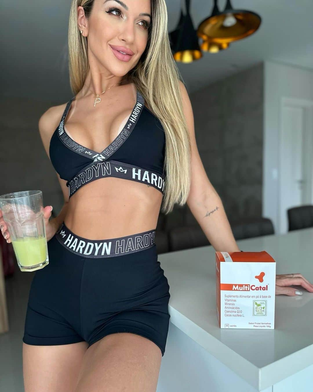 Tatiele Polyanaさんのインスタグラム写真 - (Tatiele PolyanaInstagram)「Buumdiaaaa gente 💗  .  Logo pela manhã, não deixo de tomar meu blend de vitaminas ‘ Multi Catal’ da @catalmedic que é um polivitamínico composto por multinutrientes naturais biodisponíveis como: vitaminas, minerais, aminoácidos, coenzima Q10 e óleo de coco.  .  Que proporciona energia, imunidade e ação antioxidante. Foi desenvolvido para atender as necessidades nutricionais das pessoas que tem dificuldade de absorção, incluindo idosos, pós cirúrgicos e cirurgia bariátrica. .  Eu uso um sachê diário em um copo de 100ml de água, mas podendo tbm tomar com suco ou conforme orientação do seu médico ou nutricionista.  .  Cuide-se, sua saúde agradece !!! 💗✅💪🏻⚠️ @catalmedic .  Look sempre @hardynfitness 🔥」12月5日 23時37分 - tatielepolyana