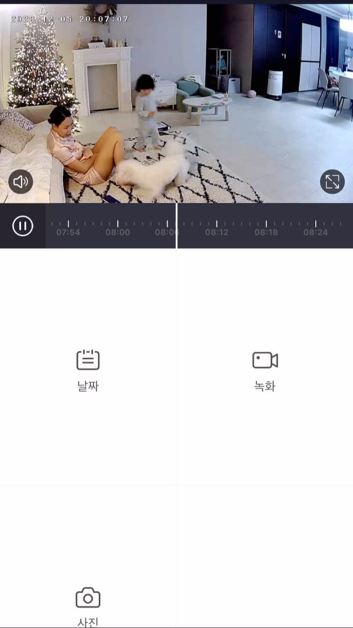 ペ・ユンジョンのインスタグラム：「흔한울집 애,개 육아.. 너무사랑하지만 너무힘든것도사실.. 체력적으로힘드니 항상드는생각은  몇년만 젊었더라면 얼마나좋을까라는  핑계같은생각.. 그래도 엄마는 오늘이 너무소중하기에 다시는 오지않을시간이기에 최선을다한다🙏 아들들아 사랑한다♥️」