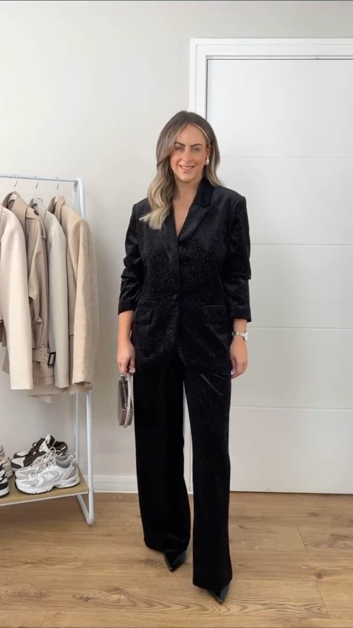 River Islandのインスタグラム：「Wear this to the office Christmas party. Your colleagues will be so impressed.  @sarahrroberts_   #ImWearingRI #todaysoutfit #stylediaries #fashions #Linkinbio to shop  Black velvet sparkle tux blazer - 901915 Black velvet sparkle trousers - 901919」