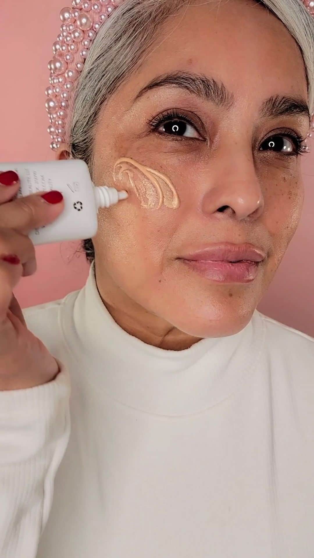 ipsyのインスタグラム：「This flushed pink look is our latest obsession. 🤩 💘 Want your skin to look this glowy in the cold winter months? Head to the link in our bio for 8 tips that will get you there ASAP. #IPSY @thebeautydebut  Icon Box Products: @danessamyricksbeauty Dew Wet Balm Rose Water @alamarcosmetics Colorete Concentrate Liquid Blush in Guava Mama」