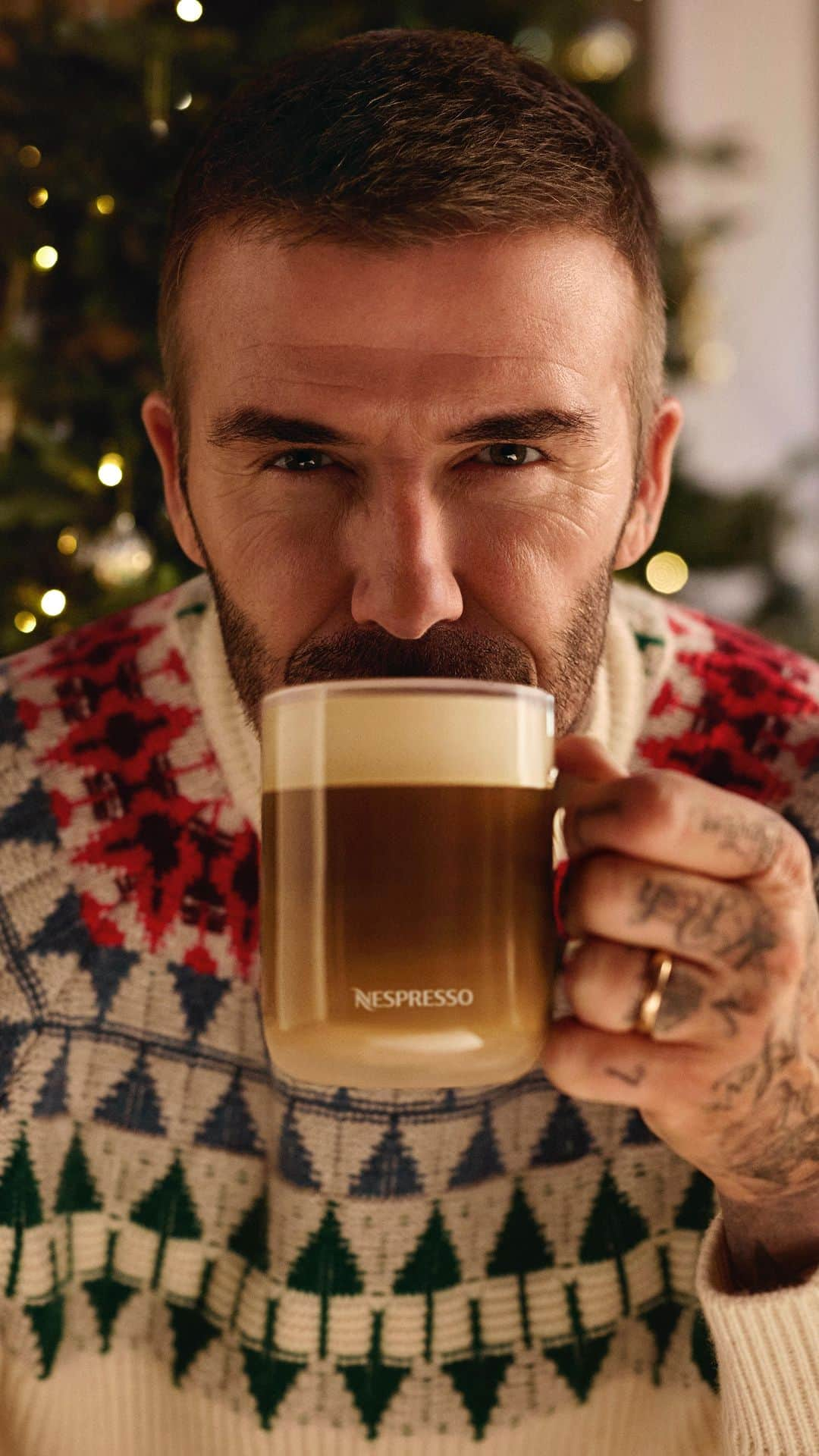 デビッド・ベッカムのインスタグラム：「I.O.U @victoriabeckham 👀😂 Fun shooting this one with @nespresso 🎄」