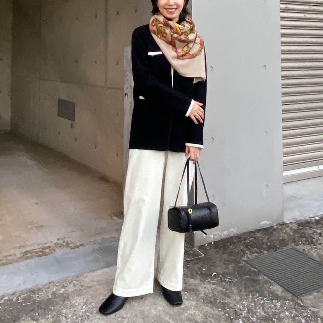 23区さんのインスタグラム写真 - (23区Instagram)「⁡ 23区 - essential item - vol.08 ---------------- ⁡ 23KU DENIM VELVETSTRETCH ベルベットストレッチ   ベルベットストレッチシリーズは 23区の定番を支える「23区DENIM」のひとつ👖 ⁡ カジュアルファッションにも取り入れやすいベルベットは、 非常にソフトで保温性に優れているとともに、 優雅な光沢感を持っているのが特徴です✨ ⁡ 動く度に陰影を生み出してくれるので、 立体感のある表情をつくり、 ニュアンスのある色の奥行きを演出してくれます。 ⁡ 美しい素材である反面デリケートな生地のため 美しい表面をキープするためにも、 日頃のケアのひと手間が必要になります🌱 ⁡ ⁡ 🏷️ ベルベットストレッチ Aラインスカート ¥19,910 (tax in) ⁡ 🏷️ ベルベットストレッチ スキニーパンツ ¥18,920 (tax in) ⁡ 🏷️ ベルベットストレッチ ワイドパンツ ¥23,100 (tax in) ⁡ ⁡ ---------------- #23区 #23KU #23ku_30th  #ベーシックアイテム #エッセンシャルアイテム #定番服 #パンツ #Aラインスカート #ワイドパンツ #スキニーパンツ #ベルベット  #essential #basic  #fashion #style #code #coordinate」12月5日 23時46分 - 23ku_official