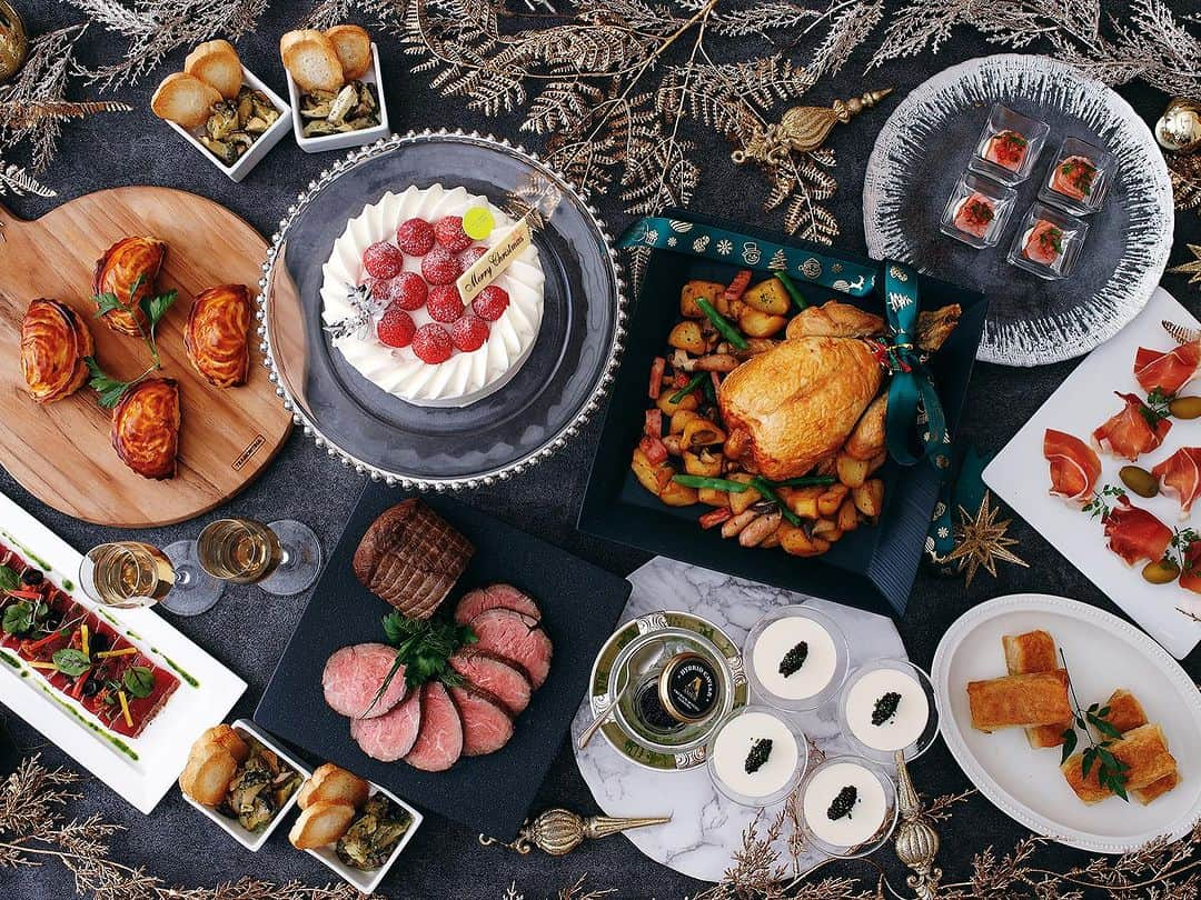 InterContinental Tokyo Bayのインスタグラム：「. 【完売のお知らせ　12月6日】 ご好評につき、本日をもちましてご予約受付を終了させていただきました。  ———————————————————————————-  ご自宅でのクリスマスパーティーにおすすめのパーティーセットを2種類販売中です。  🎄おうちdeクリスマスパーティーセット　 販売期間: 12月25日（月）まで 　＊受け取り希望日の7日前10時までに要予約  クリスマスパーティーセットは、クリスマスに欠かせないローストチキンをはじめオードブルや温製料理など、お子様から大人まで楽しめる、ご自宅で本格的なクリスマスパーティーにおすすめのセットです。 ご予算や様々なシーンに合わせてお選びいただけるよう、2名様用と4名様用をご用意いたしました。 テイクアウトをはじめ、ホテルから2㎞圏内のデリバリーも承ります。  詳しくはプロフィールからご確認ください。  #intercontinentaltokyobay  #ホテルインターコンチネンタル東京ベイ  #インターコンチネンタル東京ベイ  #intercontinental  #nyloungeboutique #nyラウンジブティック  #クリスマス #クリスマスパーティー #クリパ #クリスマスセット  #クリスマスホームパーティー  #おうちパーティー  #ローストチキン #クリスマスチキン  #ローストビーフ #クリスマスケーキ予約  #クリスマスパーティーセット  #クリスマス料理 #パーティー料理 #ホテルメイド」