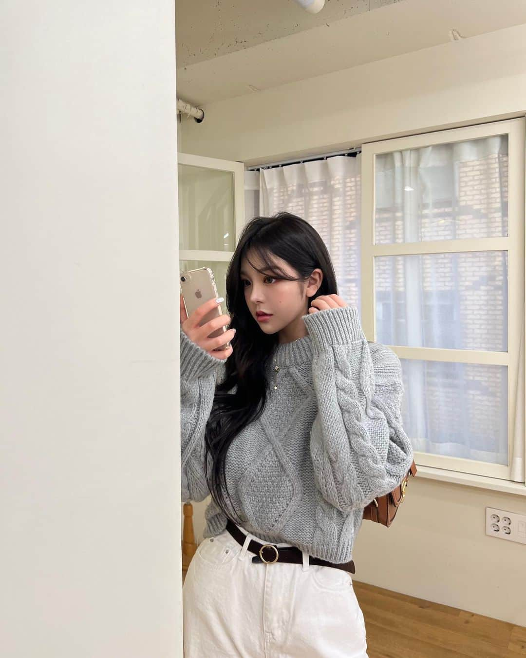 ユビンさんのインスタグラム写真 - (ユビンInstagram)「폭닥폭닥 니트가 최고야 💙  #모어리즈 #moreliz」12月5日 23時49分 - u.b1n