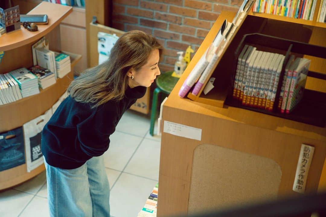 堀井美香さんのインスタグラム写真 - (堀井美香Instagram)「その日から毎日読んでる 最高の翻訳者と 最高のイラストレーターの 本に出会えたから 記念写真 ⁡ #柴田元幸 #カナイフユキ #山陽堂書店 写真 #キムアルム」12月5日 23時52分 - horiimika2022