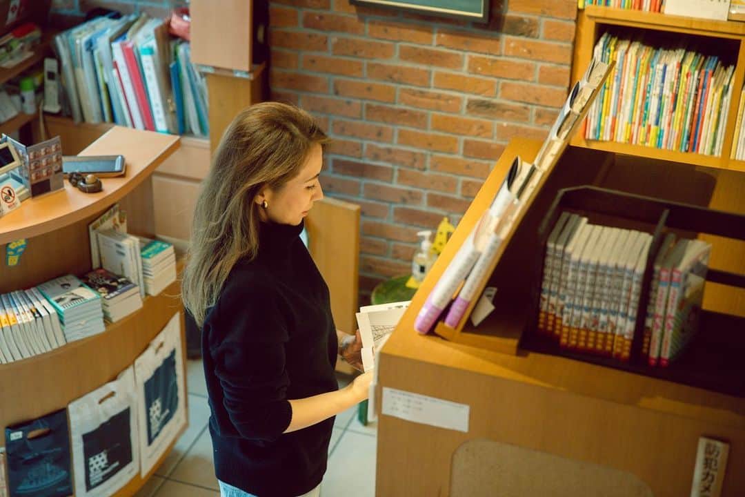 堀井美香さんのインスタグラム写真 - (堀井美香Instagram)「その日から毎日読んでる 最高の翻訳者と 最高のイラストレーターの 本に出会えたから 記念写真 ⁡ #柴田元幸 #カナイフユキ #山陽堂書店 写真 #キムアルム」12月5日 23時52分 - horiimika2022