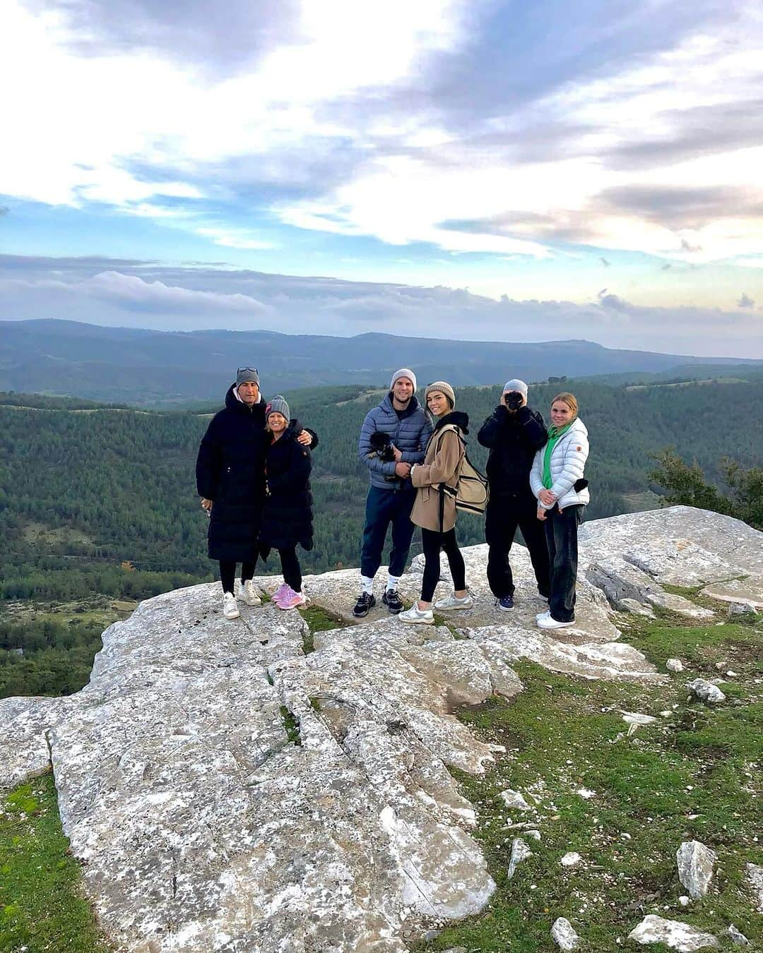 ドミニク・ティエムさんのインスタグラム写真 - (ドミニク・ティエムInstagram)「A little escape from the Austrian cold 🏃☀️ And of course, Grandpa is right by our side!」12月5日 23時53分 - domithiem