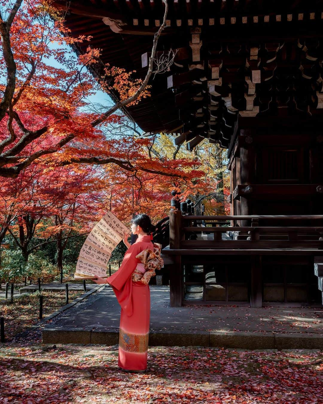 shabonのインスタグラム：「* . . . . . こちらも人が多かったけど 美しい紅葉でした🥹🍁 . model : @rk19_photo . 巻き物📜 special thanks. @hakuchuu1882 . FUJIFILM GFX50S II /  GF45mm F2.8 R WR . . . . . . *  #tokyocameraclub #東京カメラ部 #hellofrom #raw_japan #Japan #genic_mag   #そうだ京都行こう #京都 #kyoto #真如堂」