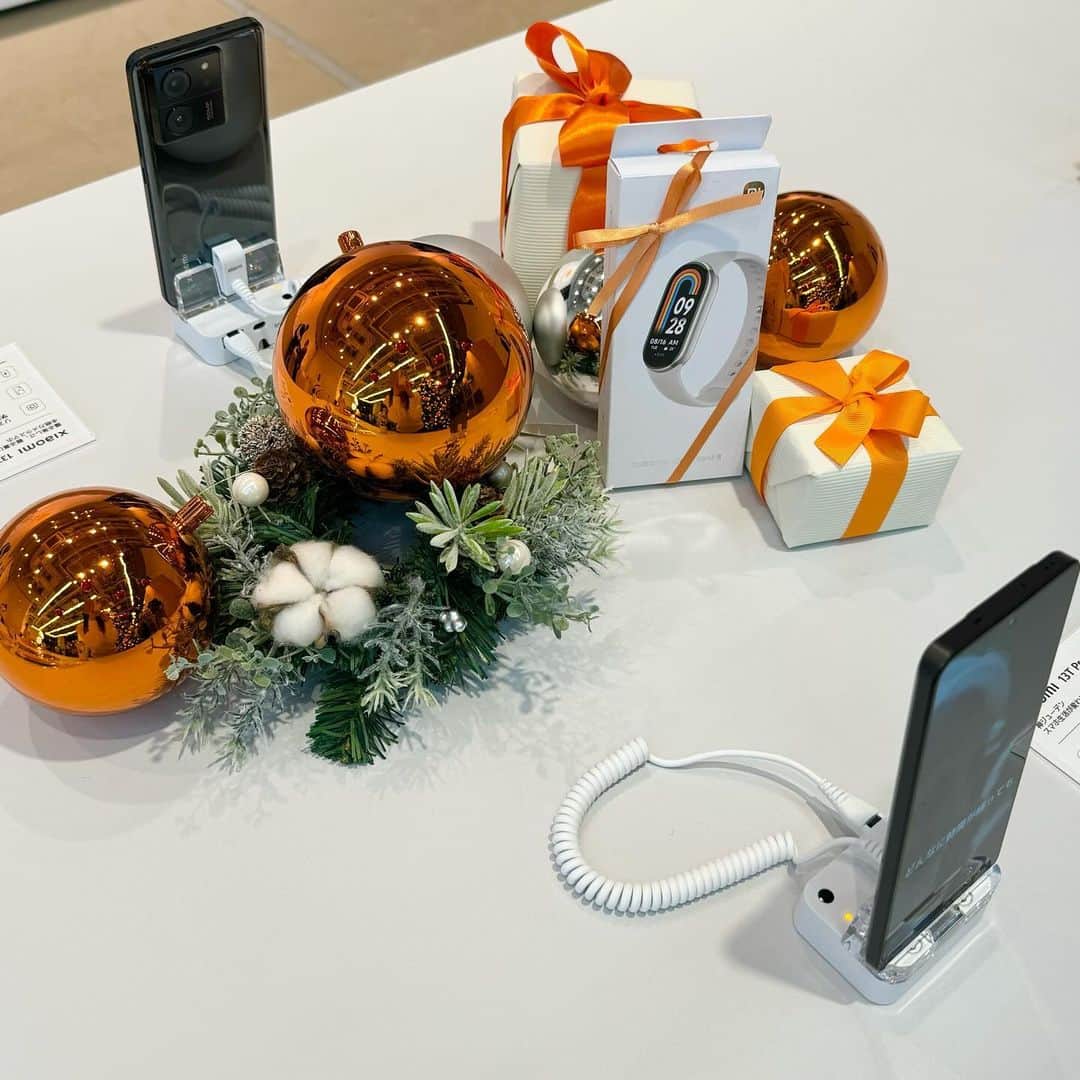 恵美さんのインスタグラム写真 - (恵美Instagram)「.  #シャオミポップアップ イベントで サンタさんに会えました🎅🏻🎄❤️  #シャオミ には暮らしをよりスマートに してくれるアイテムがたくさんあります🍀  私も早速 「Xiaomi Smart Band 8」という スマートウォッチを愛用中⌚️✨  オレンジのイベント会場が とってもかわいかったです🤭🧡  #PR #Xiaomi #シャオミ #シャオミポップアップ #スマートホリデー  @xiaomijapan   https://www.mi.com/jp/」12月5日 23時55分 - emi_florence819