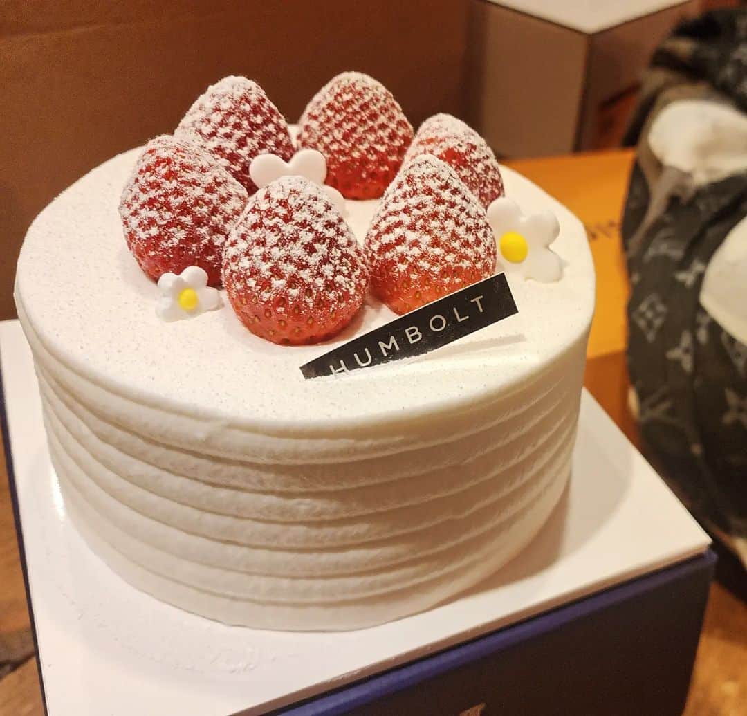 チェヨンのインスタグラム：「생일주간  시이자아아 ....... ....... ........악  이지만 올해는 바쁘니까 패쑤   그래도 케키받아서  괜츈아  행복해♡」