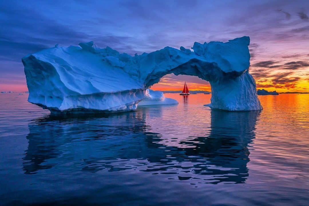 ライカのインスタグラム：「Sailing through contrasts  Timing, nature, and hues colliding in a single frame. What story do you see in this frozen moment?  📷:@davidfarkasphotography with Leica SL2 #LeicaCamera #Leica #🔴📷」