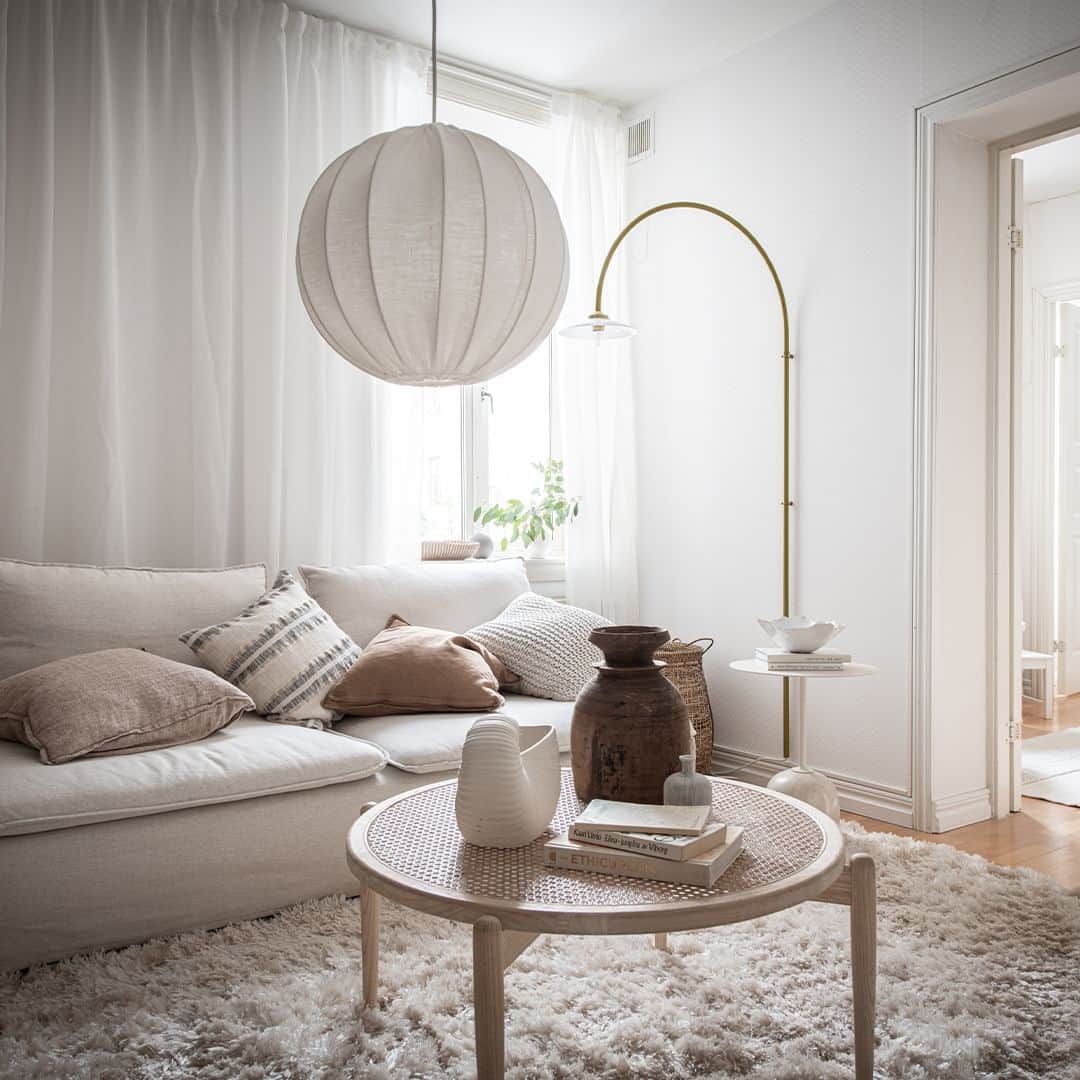 Bjurforsのインスタグラム：「Bjurfors Century presenterar en ljus landshövdingefyra från sekelskiftet i eftertraktad gårdsförening 🌿 Välkomna in.  Kaptensgatan 24D | 4 ROK. Foto: @mariasahlander Styling: @styledbyemmahos & @annicaclarmell   #bjurforscentury #bjurforsgöteborgcity #mäklarehildaferm #sekelskifte #landshövdingehus #scandinavianhome #neutraldecor」