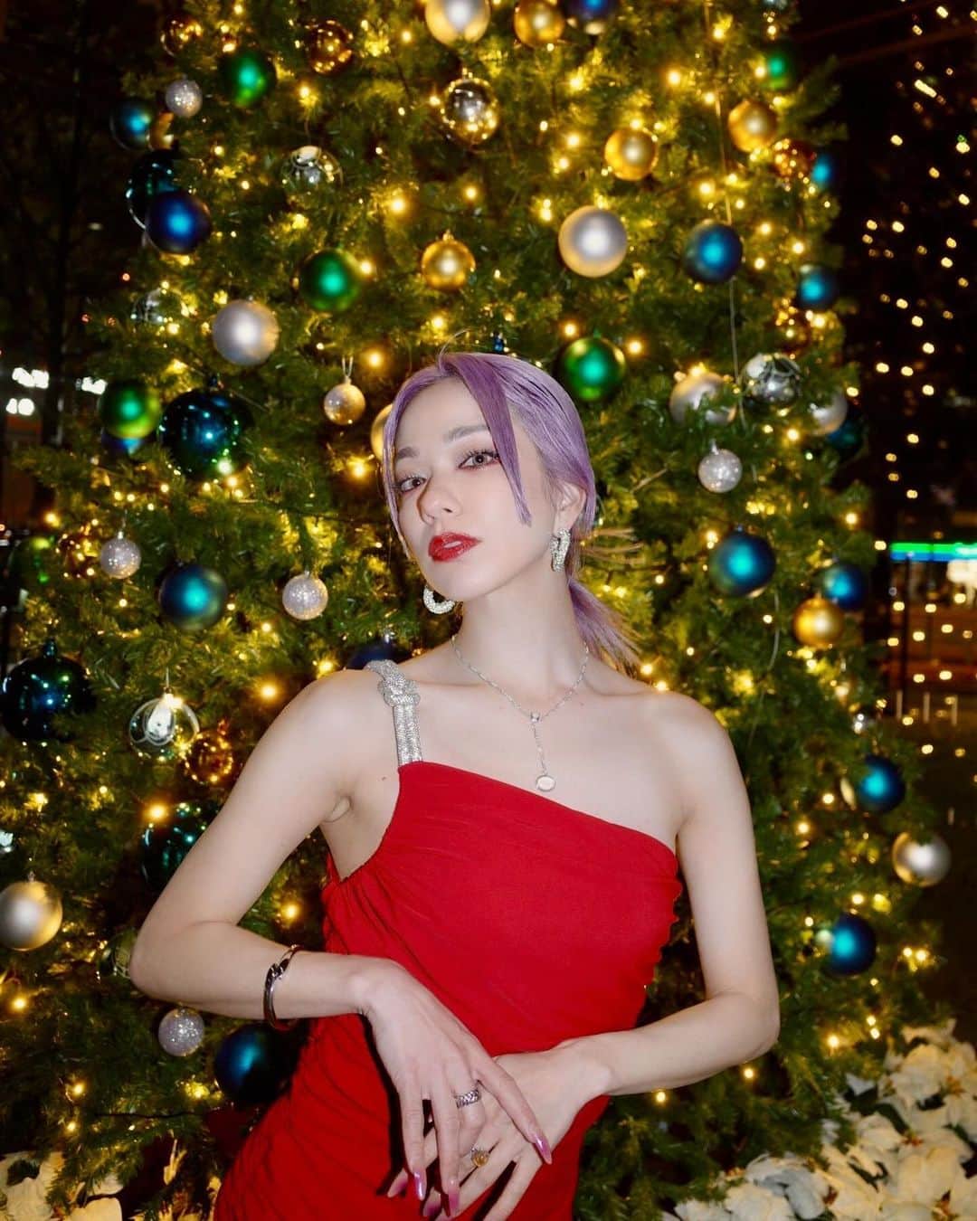 Unaのインスタグラム：「HAPPY HOLIDAY MOOD 🎄🎁🔔  Derss / Earring @hm @sakisugai @seira_moon_ @marikoinsta  Necklace @xxmeixx1208 @gagan.jewelry   🫶🫶🫶  #Todays_Unakinoco」