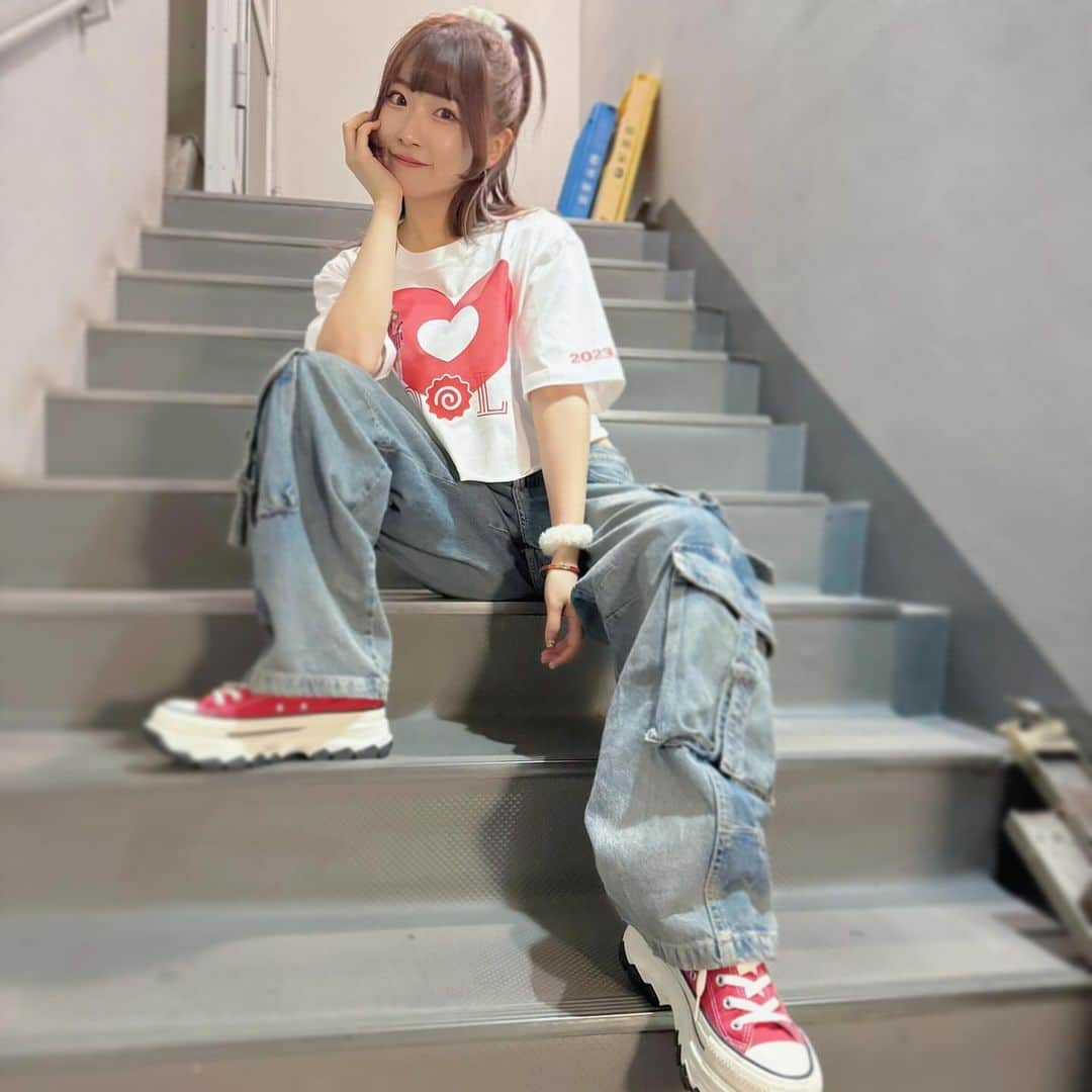 平野友里（ゆり丸）さんのインスタグラム写真 - (平野友里（ゆり丸）Instagram)「❤️  I LOVE IDOL コーデ👖🤍❤️  かわちい🥰 白TシャツもみんなぜひGETしてほしい🤍 🍥ゆり丸やさん🍥で発売中~❣️ https://yurimaru.official.ec/  ・ ・ ・ ・  #ゆり丸コーデ #ゆり丸 #ゆり丸生誕 #平野友里 #ライブ #ライブコーデ #高円寺 #高円寺high  #アイドル #アイドル衣装 #アイドルヘア  #地下アイドル #ootd #ootdfashion #code  #zara #zaraコーデ #デニムコーデ #デニム  #コンバース #コンバースコーデ #コンバース女子  #コンバースオールスター #converse」12月6日 0時05分 - yurimaruchan___