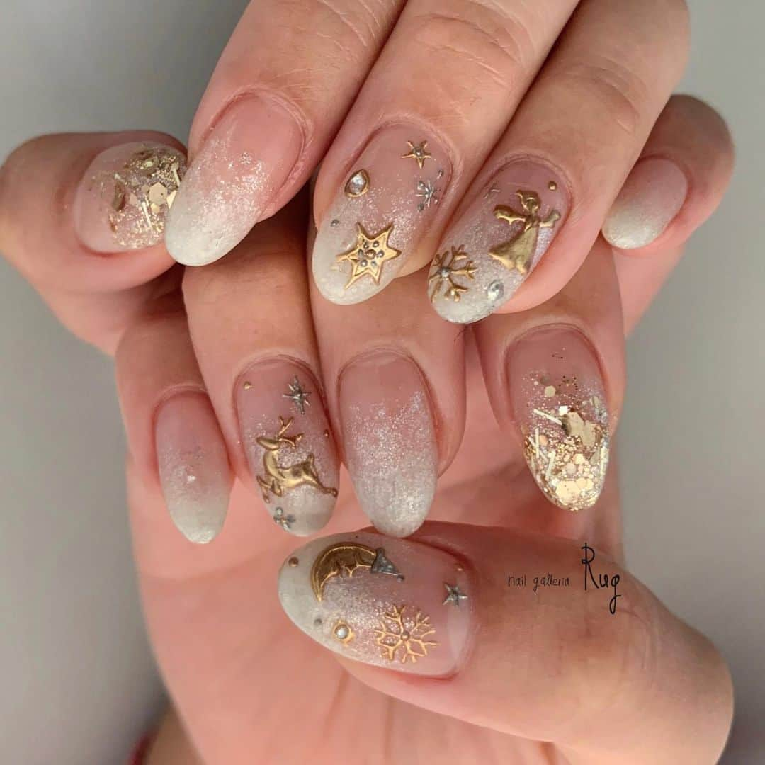 aoki_nailさんのインスタグラム写真 - (aoki_nailInstagram)「Ornament🎄 パーツみたいに 手描きで作る クリスマスモチーフ。  雪の結晶と星で 冬ネイルとして作っても かわいい💫  nailgalleria  Rug〈ラグ〉 大阪市北区中崎西2-6-3  ・ ・   #nailstagram #japanesenailart #nailswatch  #クリスマスネイル#naturalnails #ショートネイル #naildesign #ネイルデザイン #冬ネイル  #クリスマスコーデ #サンタネイル #likeforlike #xmasネイル# #キャラネイル#2023aw#クリスマスデザイン #christmasnail#rugxmassample」12月6日 0時17分 - aoki_nail