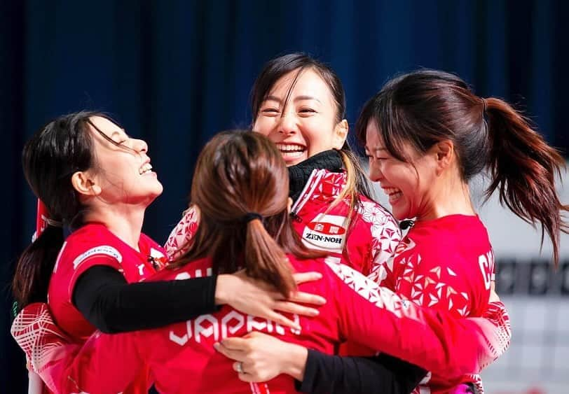 吉田知那美のインスタグラム：「見返すと、いい写真がたくさんだった。 #pccc2023 #curling   #team 2013年にはじめて日本代表になってから毎年代表のユニフォームに袖を通して、気がついたら10年が経っていました。まだまだしたい努力も、できる努力もたくさんあるし、心のエネルギーも尽きないのは、本当にチームが楽しいからなんだろうなと思います。みんなといると、なんだって一生懸命向き合えばできる気持ちになれる。  #10年 10年経って分かったのは、たった10年で分かった気になっちゃいけないということでした。」