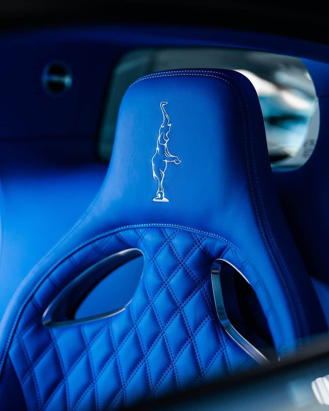 ブガッティのインスタグラム：「La Vie en Bleu. From its roots in the early motorsport successes of the BUGATTI Type 35, to its evolution for the hyper sports cars of today, French Racing Blue has long been a core part of the BUGATTI identity.   The interior of this CHIRON Super Sport, envisioned by an exacting @BUGATTIToronto customer, is an immediately recognizable homage to Bugatti’s rich history. Iconic French Racing Blue wraps around the leather and carbon surfaces of the interior, the vibrant shade of blue a bold reminder of BUGATTI’s legacy.   #BUGATTI #CHIRONSuperSport #BUGATTIToronto – WLTP: bugatti.link/consumption」