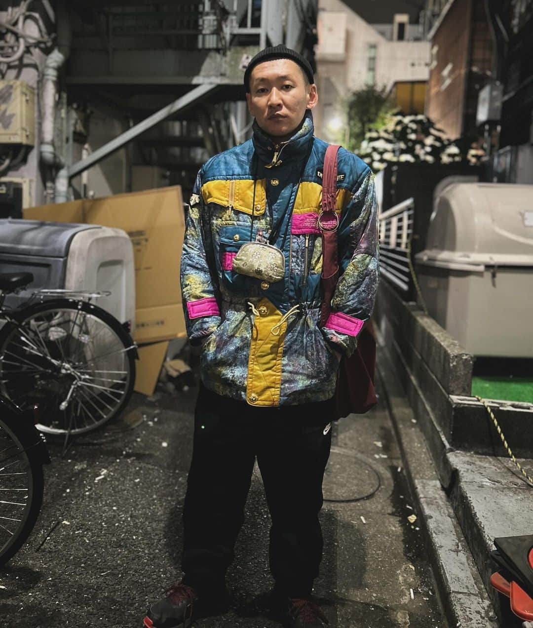 市川刺身さんのインスタグラム写真 - (市川刺身Instagram)「今日の服装。 急激な寒さの日。  急激な寒さにとりあえずあったかいもの着てDESCENTEのジャケット。 NIKEのシャカシャカ。 ROTOTOの黒ニット帽にadidasの靴で金のがま口とyorozuのバッグ。  アウトレイジが観たくなって中野のTSUTAYAがレンタルしてて在庫ありになってたので向かうもおそらくタッチの差で貸出中で目標を失った中野で撮りました。 目標を失ったあと閃きでゴジラ-1.0を観に行きました。 素晴らしかったです。 帰り道で男性の方が声をかけてくれて『M-1ワイルドカード投票しました！』と言ってくれました。 駆け足になってしまい申し訳ない。 冷静に考えてあんなにたくさんの人達がいるのに僕らに投票してくれる人がいる事ってとても嬉しくすごい事だと思います。 投票してくれた1人1人に感謝を伝えたいです。 これからも頑張ろう。 ゴジラ-1.0ありがとう。  #今日着た服 #ファッション #古着 #ゴジラ #映画」12月6日 0時18分 - soitsudoitsu