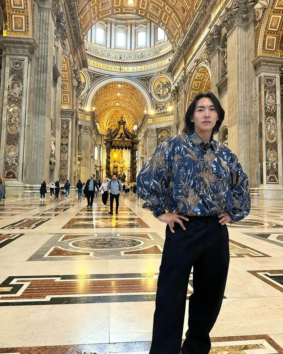 ジョーブログさんのインスタグラム写真 - (ジョーブログInstagram)「世界一小さい国「バチカン市国」！ 学校のテストで絶対に出たとこやー！！！ 大聖堂の中が神秘的すぎた。目の前に広がる光景を疑うほど神々しかった。 まだまだCGの映像とかも肉眼で見る現実には勝てんなあ。」12月6日 0時18分 - joeanddream