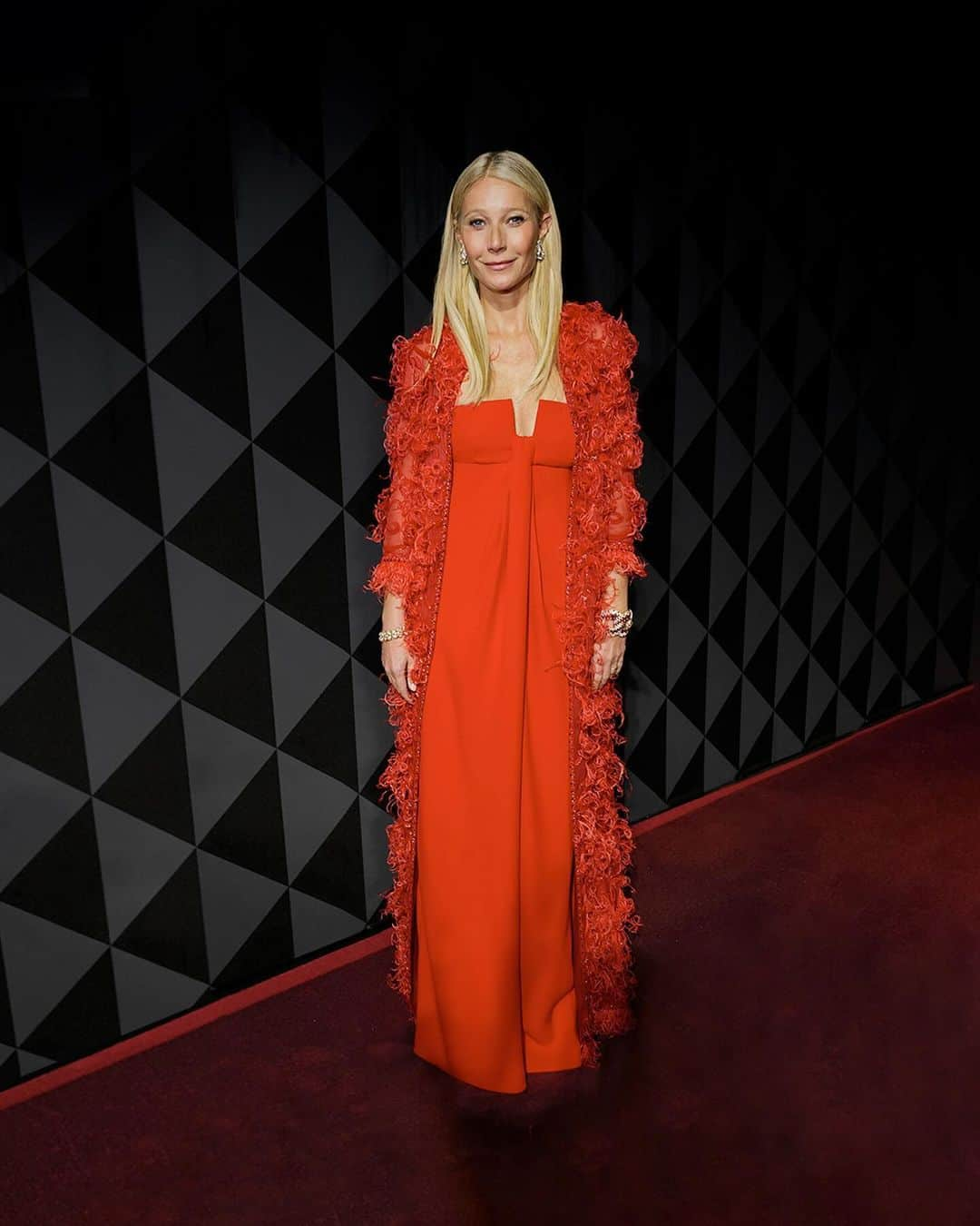 Valentinoさんのインスタグラム写真 - (ValentinoInstagram)「Yesterday evening, @giancarlogiammetti, @annehathaway and @gwynethpaltrow were all seen at London's Royal Albert Hall to celebrate the Maison's founder, @realmrvalentino, and his Outstanding Achievement Award.​  For the #FashionAwards 2023, Anne was seen in a #ValentinoHauteCouture Spring/Summer 1993 cream-colored dress, while Gwyneth opted for a red #ValentinoHauteCouture Fall/Winter 1965 look, both made by Mr. Valentino Garavani.​  @britishfashioncouncil​ #ValentinoVintage」12月6日 0時21分 - maisonvalentino