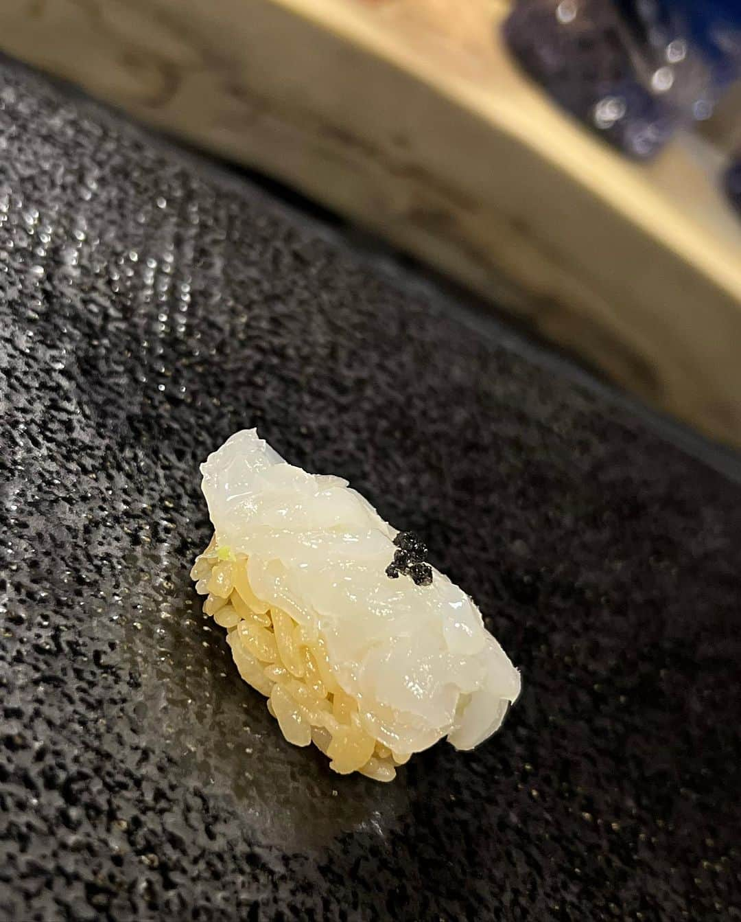 MALIAさんのインスタグラム写真 - (MALIAInstagram)「⠀ ⠀ ⠀  Dubaiでも日本の職人さんの お寿司が食べれるんです😍🍣✨  #MaliaDubailife #Dubai #ドバイのお寿司屋さん」12月6日 0時34分 - maliarehman