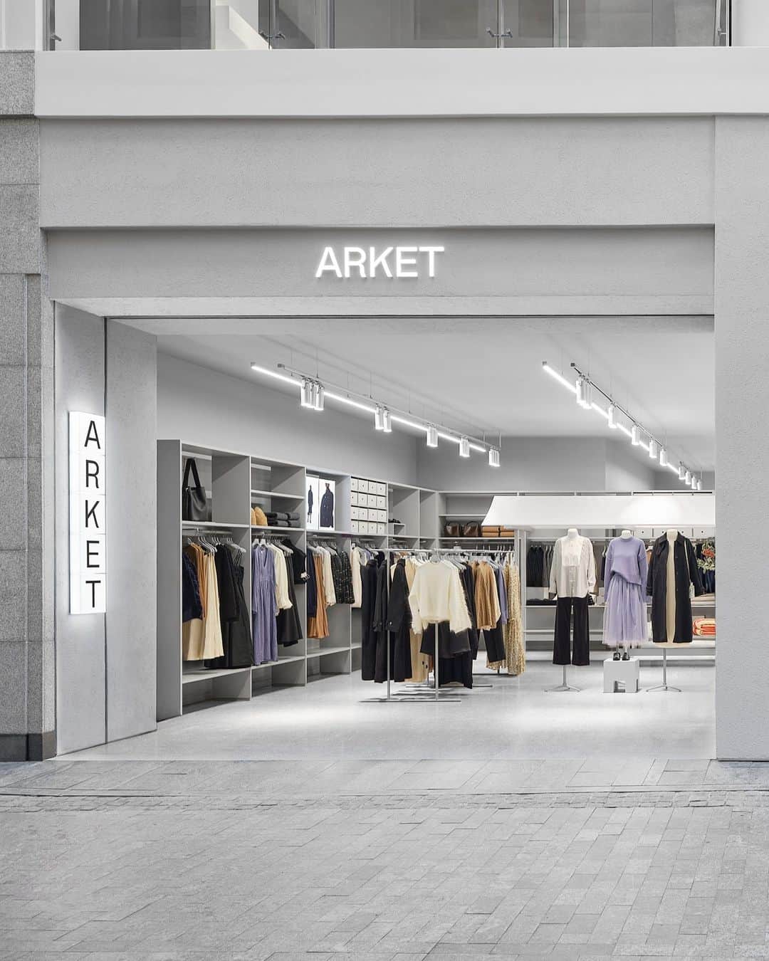 ARKETのインスタグラム：「The new ARKET flagship store, the first physical location in Latvia, will open this Friday, 8 December at noon. The first 50 customers will receive a special gift and we will be offering a sampling of seasonal treats from the ARKET café. Enjoy our opening weekend treat, sign up for our newsletter and receive 20% off your purchase through the opening weekend. - #ARKET #Riga」
