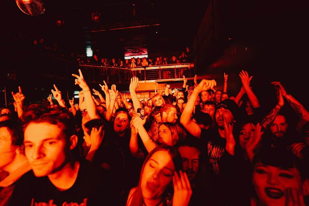 Of Mice & Menさんのインスタグラム写真 - (Of Mice & MenInstagram)「UK you guys are crushing it!  Thanks to everyone coming out for making these shows so incredible! 🔥🤘❤️  📸: @oli.duncanson」12月6日 0時26分 - omandm