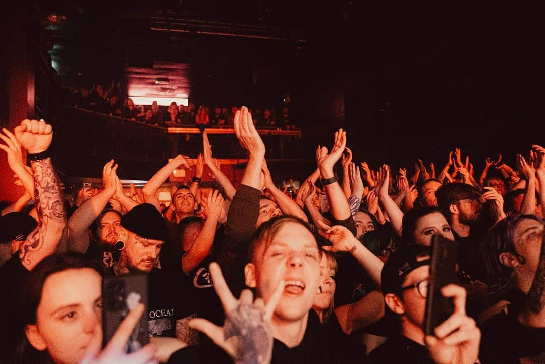 Of Mice & Menさんのインスタグラム写真 - (Of Mice & MenInstagram)「UK you guys are crushing it!  Thanks to everyone coming out for making these shows so incredible! 🔥🤘❤️  📸: @oli.duncanson」12月6日 0時26分 - omandm