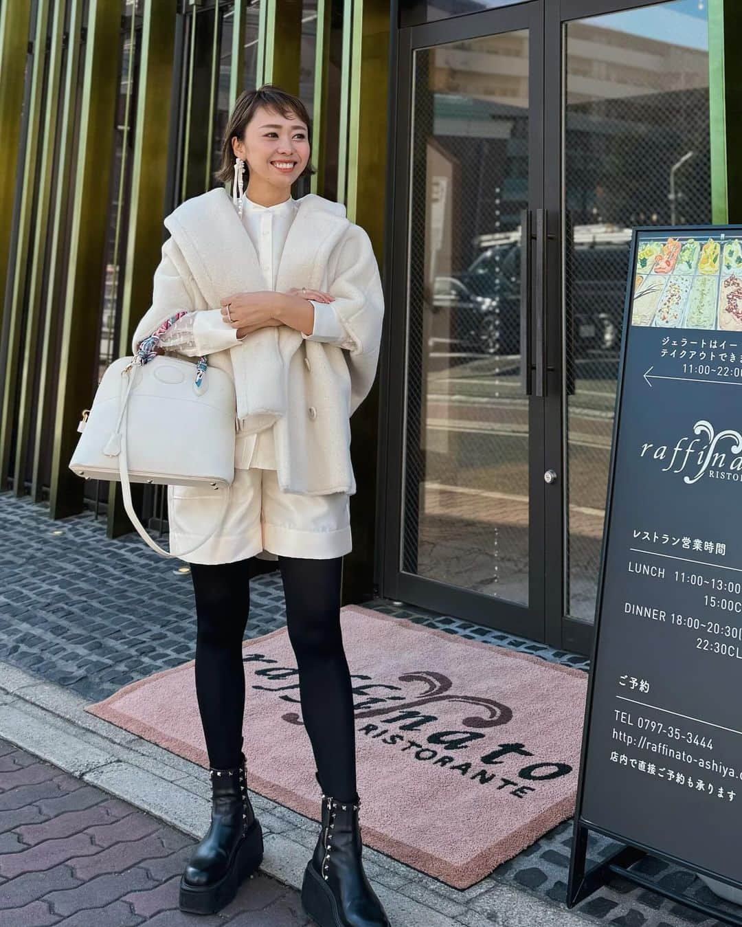 松本亜希さんのインスタグラム写真 - (松本亜希Instagram)「・ 先日の私☺︎  outer:  @stunninglure  tops&short pants: @hiand_official  bag: @hermes  shoes: @maisonvalentino  pierce: @uiqut   この日はお食事会だったのでちょっとおめかし😙 ホワイト系でまとめました🤍  セットアップで着たくてブラウスとショーパン両方購入していたものは @hiand_official ♡ アウターは受注会でつけて心待ちにしていた @stunninglure のボアポンチョコート🎶これぬっくぬく☺️  ピアスもホワイトにして、bagもホワイトに🤍 冬の白大好物💋 お気に入りコーデでした✌️ __________________________ #ootd #coordinate #コーディネート #outfit #fashion #ファッション　 #コーデ #ママコーデ#男の子ママ #ホワイトコーデ #冬コーデ #スタニングルアー」12月6日 7時30分 - m_akiron