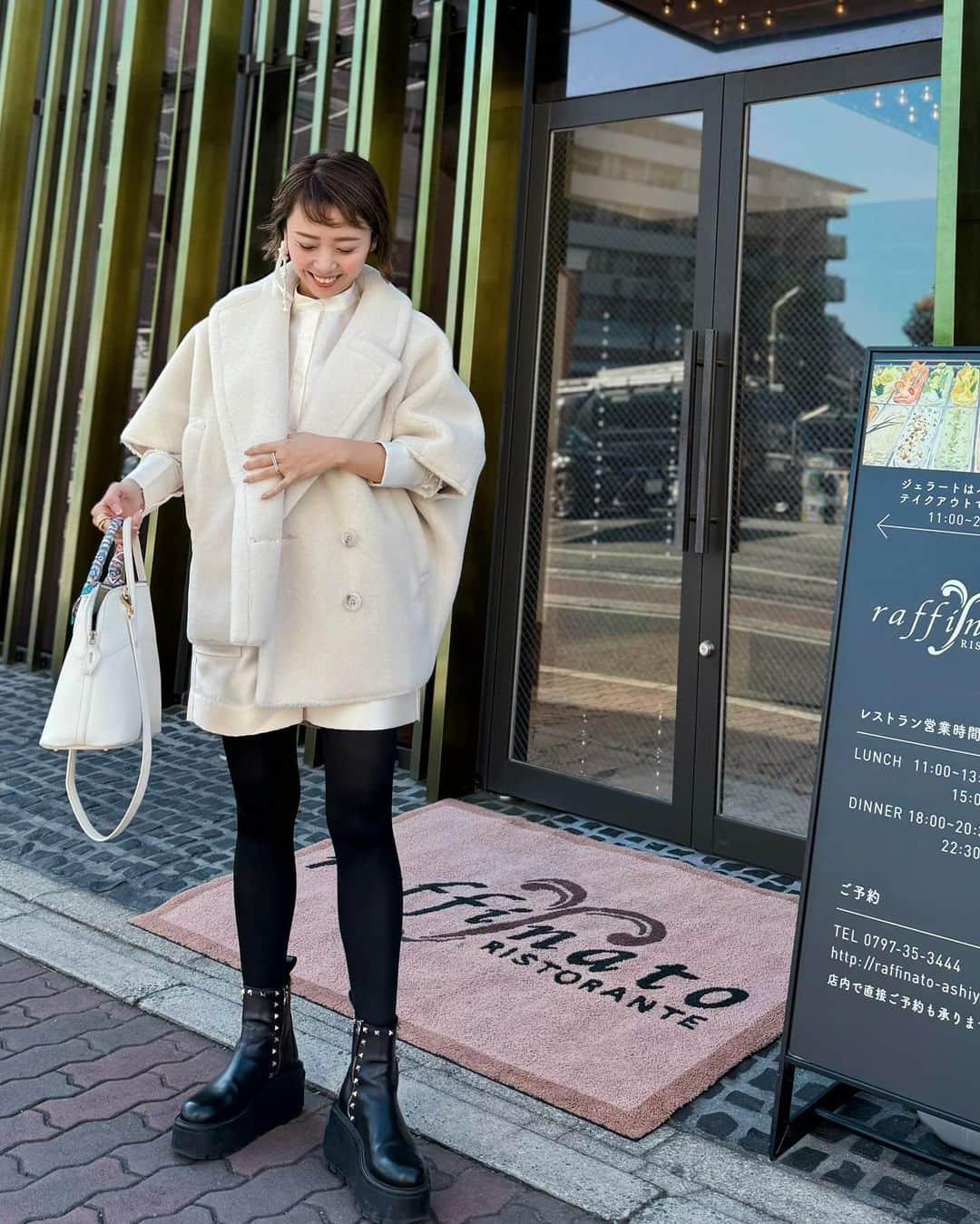 松本亜希さんのインスタグラム写真 - (松本亜希Instagram)「・ 先日の私☺︎  outer:  @stunninglure  tops&short pants: @hiand_official  bag: @hermes  shoes: @maisonvalentino  pierce: @uiqut   この日はお食事会だったのでちょっとおめかし😙 ホワイト系でまとめました🤍  セットアップで着たくてブラウスとショーパン両方購入していたものは @hiand_official ♡ アウターは受注会でつけて心待ちにしていた @stunninglure のボアポンチョコート🎶これぬっくぬく☺️  ピアスもホワイトにして、bagもホワイトに🤍 冬の白大好物💋 お気に入りコーデでした✌️ __________________________ #ootd #coordinate #コーディネート #outfit #fashion #ファッション　 #コーデ #ママコーデ#男の子ママ #ホワイトコーデ #冬コーデ #スタニングルアー」12月6日 7時30分 - m_akiron