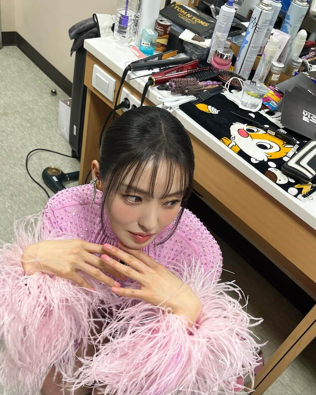 イ・ダヒさんのインスタグラム写真 - (イ・ダヒInstagram)「깃털..이해못하는 나....도 귀여워서 빌드업...🫠  #빌드업 #나도빌드업 #내옷도빌드업」12月6日 0時27分 - dahee0315