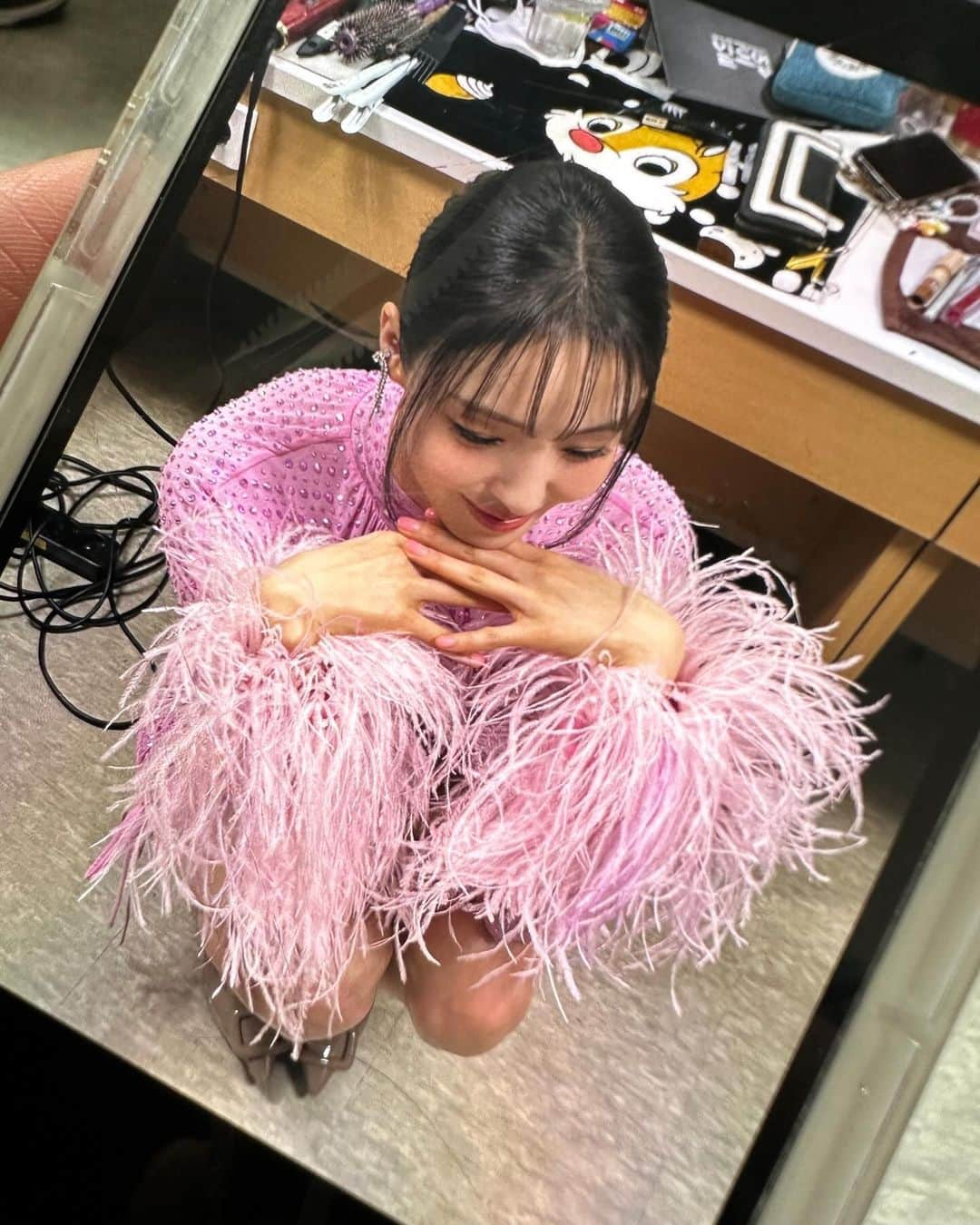 イ・ダヒさんのインスタグラム写真 - (イ・ダヒInstagram)「깃털..이해못하는 나....도 귀여워서 빌드업...🫠  #빌드업 #나도빌드업 #내옷도빌드업」12月6日 0時27分 - dahee0315