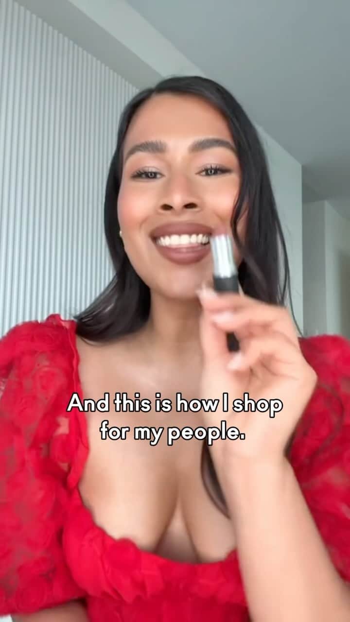 M·A·C Cosmetics Canadaのインスタグラム：「There’s no place like M·A·C for the holidays! ❄️🌴 Take a haute holiday trip to a world full of winter wonderglam and make their hearts melt with @justjamiep’s gift guide featuring surreal colours, shimmering textures and never-before-seen products!  Tap the 🔗 in bio to shop #MACHoliday!」