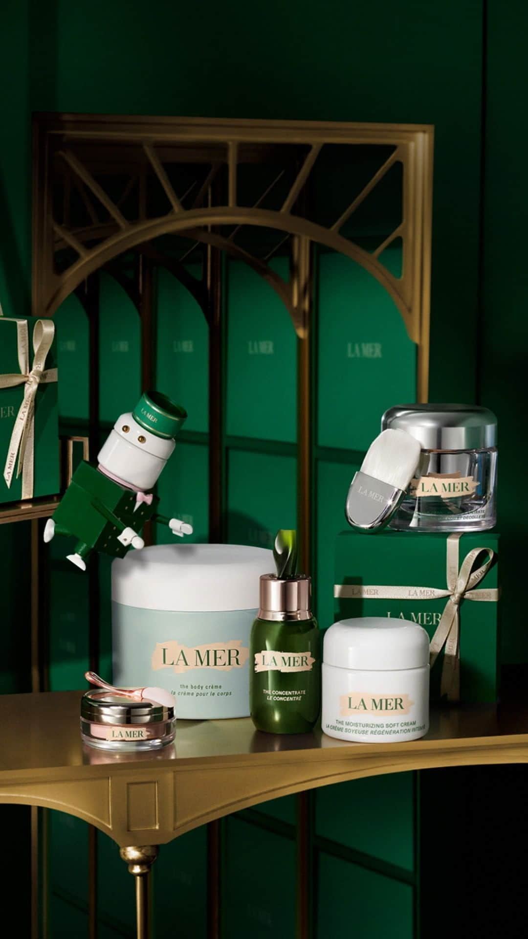 ドゥラメールのインスタグラム：「Gift Grandly. Your guide to giving has arrived, courtesy of our Atelier Attendants. Browse our new gift guide to discover the treats guaranteed to delight everyone on your list.  Shop Now. #LaMer #LaMerSkincare #LoveLaMer #LaMerBodyCreme #LaMerLipPolish #LaMerSoftCream #LaMerConcentrate #LaMerNeckDecConcentrate」