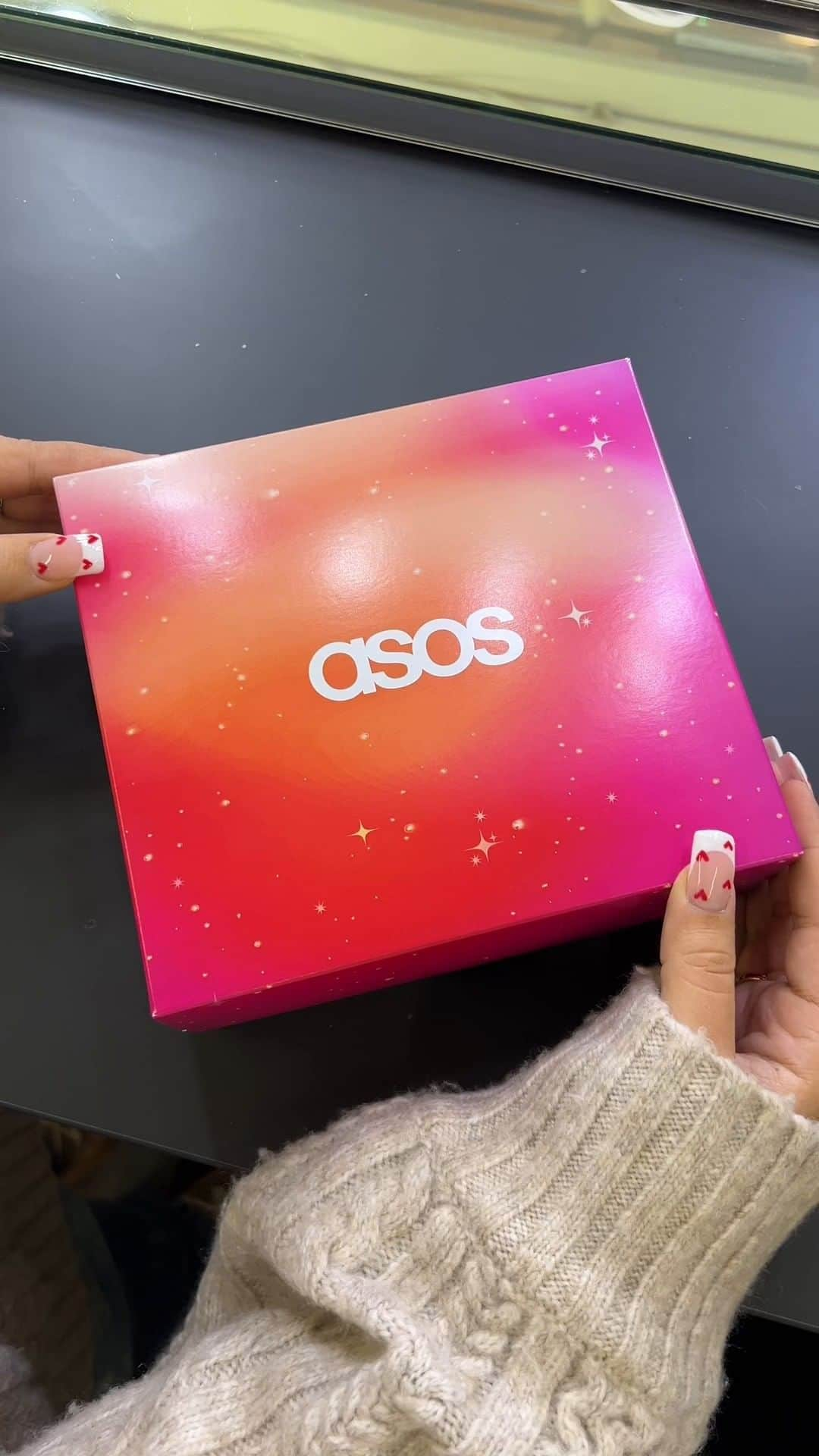 ASOSのインスタグラム：「Loading Chapter 12: Beauty Box ed 💄🎁  ASOS Face & Body Buyers' Picks Box - 72% saving UK ONLY [132979007]」