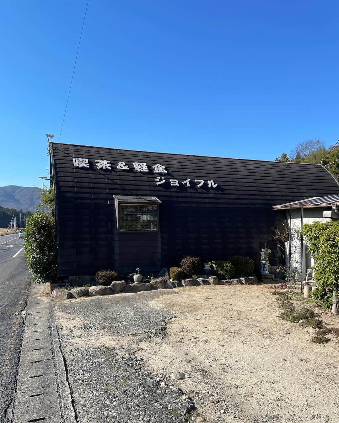 川本睦子さんのインスタグラム写真 - (川本睦子Instagram)「#屋根が地面まであるタイプ の飲食店をコレクションしています。  気づいたんですよ、 高度成長期に建てられたっぽい こういうタイプの喫茶店が 田舎に多いことを！！！  変なモノを集めるのが好きなので 見つけ次第 Googleマップにピンしてます。  もし皆さんも見つけたら教えてください！！！  今回は勇気を出して ランチを食べてみました！！！ 入ってくる人たちが 全員近所のおじいちゃんおばあちゃんおじちゃんたちで、 カウンターでおっちゃんが エログラビアを堂々とみていたので度肝が抜かれました。  すごい！」12月6日 0時32分 - muzco