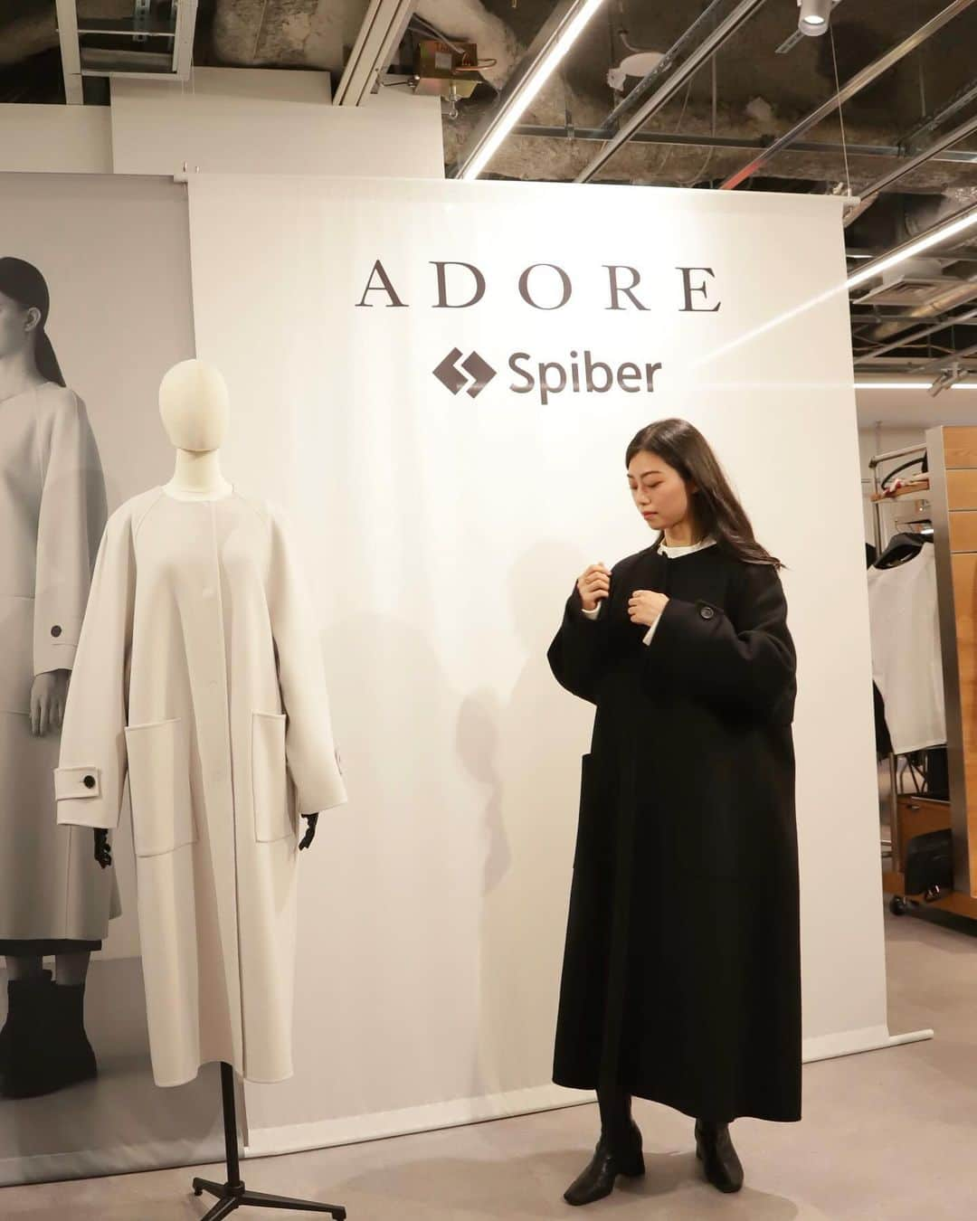 大庭絃子さんのインスタグラム写真 - (大庭絃子Instagram)「⁡ ADORE 2024 SPRING/SUMMER EXHIBITION ⁡ 2024/SS展示会にお邪魔してきました。華やかな春夏のお洋服たちに、ときめきます💕 ⁡ ADOREとSpiber社のコラボした限定ノーカラーコートがお披露目されました。 柔らかな肌触りで上品なシルエット、 そしてとても暖かい！ ブラックもアドーアベージュもとても綺麗な色合いです。 ⁡ ウエスト部分のペプラムがアクセントの ▪︎ウールバランサーワンピース ⁡ ドレッシーなシルエットで本番衣装としても素敵！ さっそく着用するのが楽しみです💕 ⁡ @adore_jp.@spiber_inc ⁡ #adore#pr#2024ss #アドーア#spiber#2024ssexhibition #exhibition #展示会#30代コーデ#30代ファッション#ヴァイオリン#violinist #大人ファッション」12月6日 0時37分 - itokooba