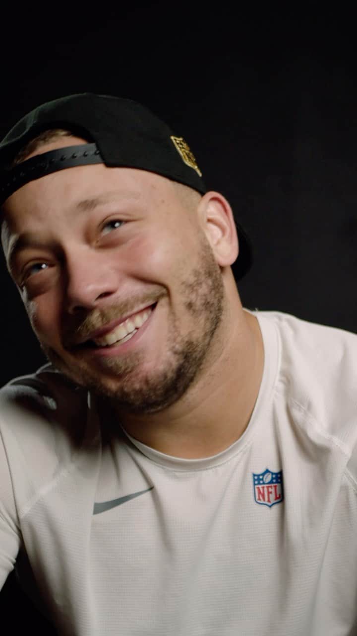 マイアミ・ドルフィンズのインスタグラム：「A special moment 🧡   We surprised @AI_XLV with a video telling him he’s our Walter Payton Man of the Year nominee. #WPMOYChallenge」