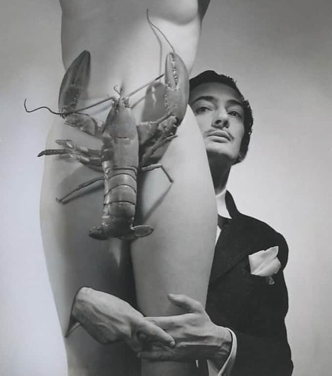 スキャパレリのインスタグラム：「From the 1930’s to today: Schiaparelli, Dalí, and the lobster.  Insects and crustaceans played a prominent role in the Surrealist avant-garde approach of Elsa Schiaparelli’s friendship with Salvador Dalí. Their aim was to provoke the public by presenting repulsive images as forms of beauty and redemption, forging a new artistic language through their creations.  The lobster, featured on Gala's head in a 1934 painting (7),found its way into one of Dalí's most famous Surrealist objects, the Lobster Telephone (4), in 1936.   Schiaparelli later translated this motif into a textile design, using it for cotton beachwear and a silk organdy evening gown in the summer of 1937 (10). This gown was famously worn by Wallis Simpson, as part of her wedding trousseau (9), and immortalized by Cecil Beaton in an eight-page spread in Vogue US (8).  For Dalí, both the telephone and the lobster carried sexual connotations. The bold placement of a blood-red crustacean on the front of a white dress, strategically positioned between the thighs, was designed to attract attention. Schiaparelli, challenging conventional associations of the white dress with themes of purity and marriage, introduced an overtly sexual perspective, pushing the boundaries of good taste. Adding an intriguing twist to the story, Schiaparelli revealed that Dalí was disappointed when she refused to incorporate what he deemed the ultimate Surrealist touch: mayonnaise.  @danielroseberry reintroduced the iconic lobster for the Spring/Summer 2024 Ready-to-Wear collection unveiled at the Italian Embassy in Paris (3).  #Schiaparelli #ElsaSchiaparelli #SalvadorDalí」