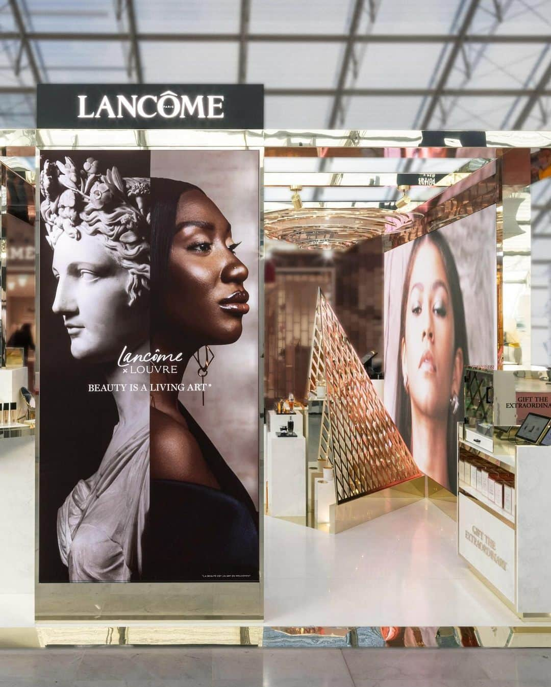 Lancôme Officialさんのインスタグラム写真 - (Lancôme OfficialInstagram)「Beauty and art resonate across time beyond eras, geographies, and cultures. Lancôme invites you to dive into the artistic history of the Louvre at the exclusive Lancôme x Louvre popup display store, located at the Paris Charles de Gaulle airport. Visitors are invited to discover the limited-edition collection as they step into an immersive space inspired by the Louvre’s iconic architecture with its smooth marble and stone columns, golden finishes and Lancôme’s iconic rose.  #Lancome #LancomexLouvre #LancomeFR #Holiday23」12月6日 0時59分 - lancomeofficial